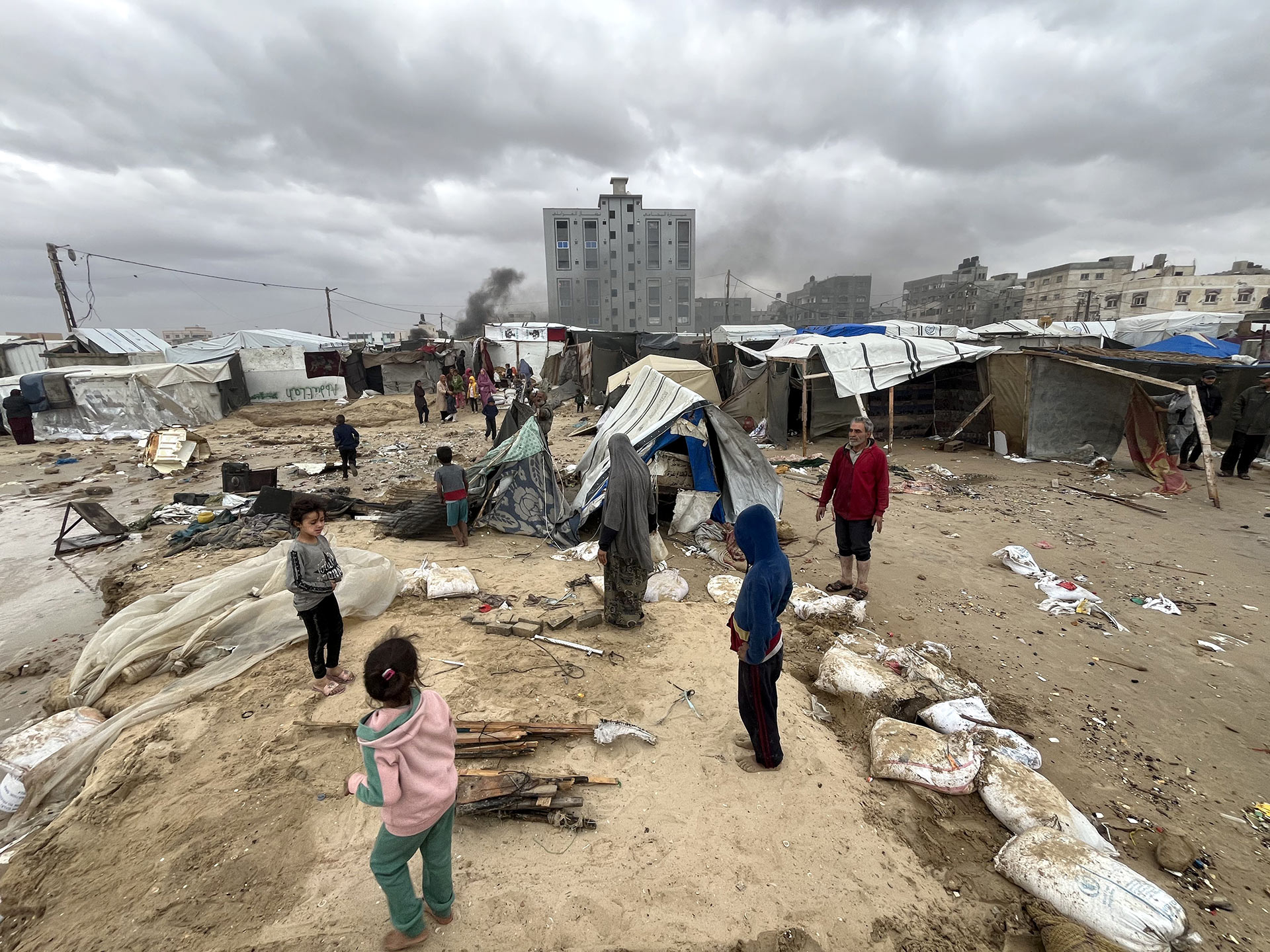 Nasses und kaltes Wetter, zerstörte Unterkünfte, Hunger: Die Situation für die Menschen in Gaza ist verheerend. Viele sind vor den anhaltenden Bombardierungen an den Strand geflohen.