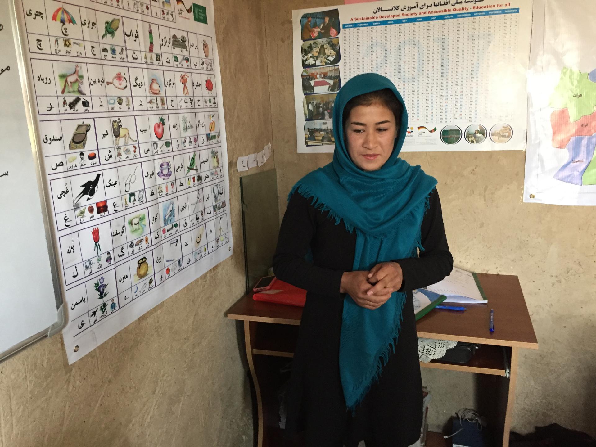 Eine Frau steht vor einem Lernposter