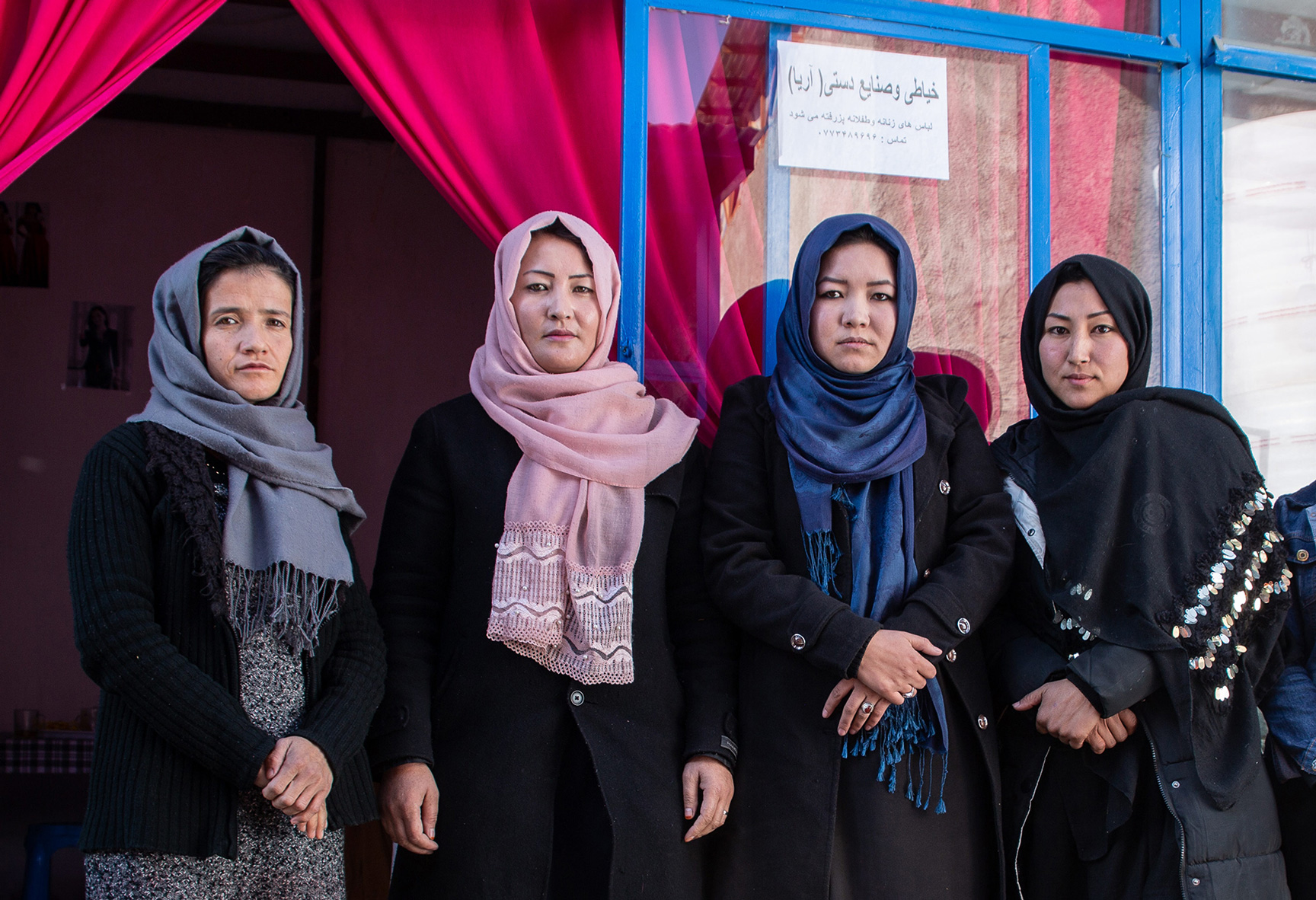 Absolventinnen des Ausbildungsprogramms in Kabul vor ihrem eigenen Geschäft