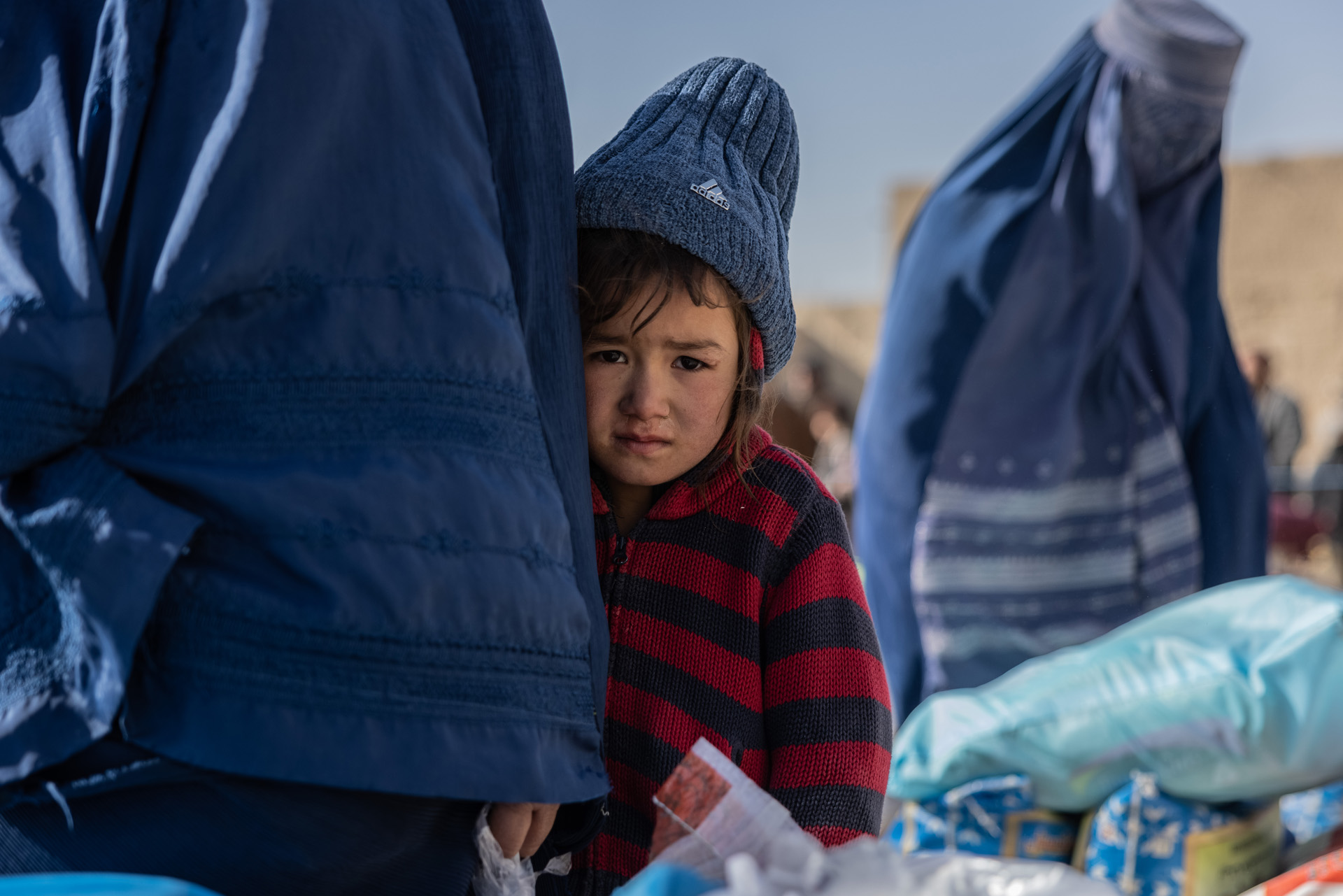 Ein Kleinkind bei einer Hilfsgüterverteilung in Afghanistan