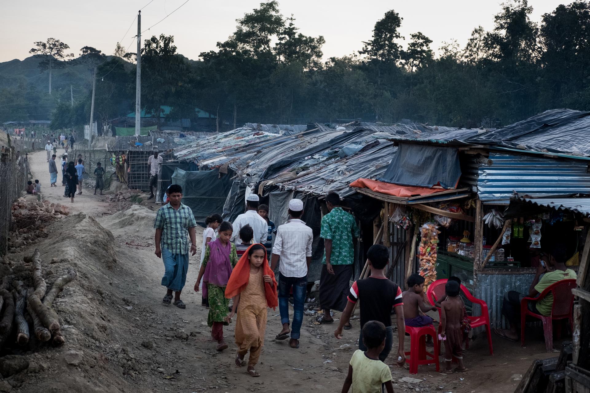 Aus Myanmar geflüchtete Rohingya leben in einem Flüchtlingslager in Bangladesch.