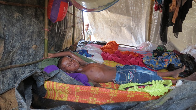 Der Gesundheitszustand von Hamidas Sohn ist kritisch. Er hat sich eine Hautinfektion mit Fieber zugezogen. Der Gesundheitszustand von Hamidas Sohn ist kritisch. Er hat sich eine Hautinfektion mit Fieber zugezogen.