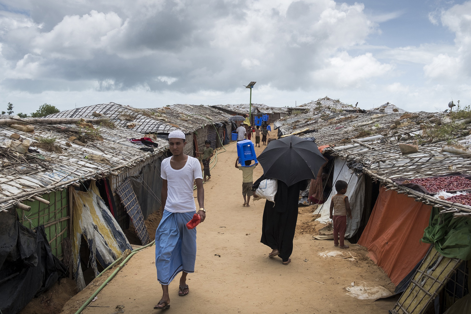Mitglieder der Rohingya im Flüchtlingscamp Hakimpara in Cox's Bazar, Bangladesch. 