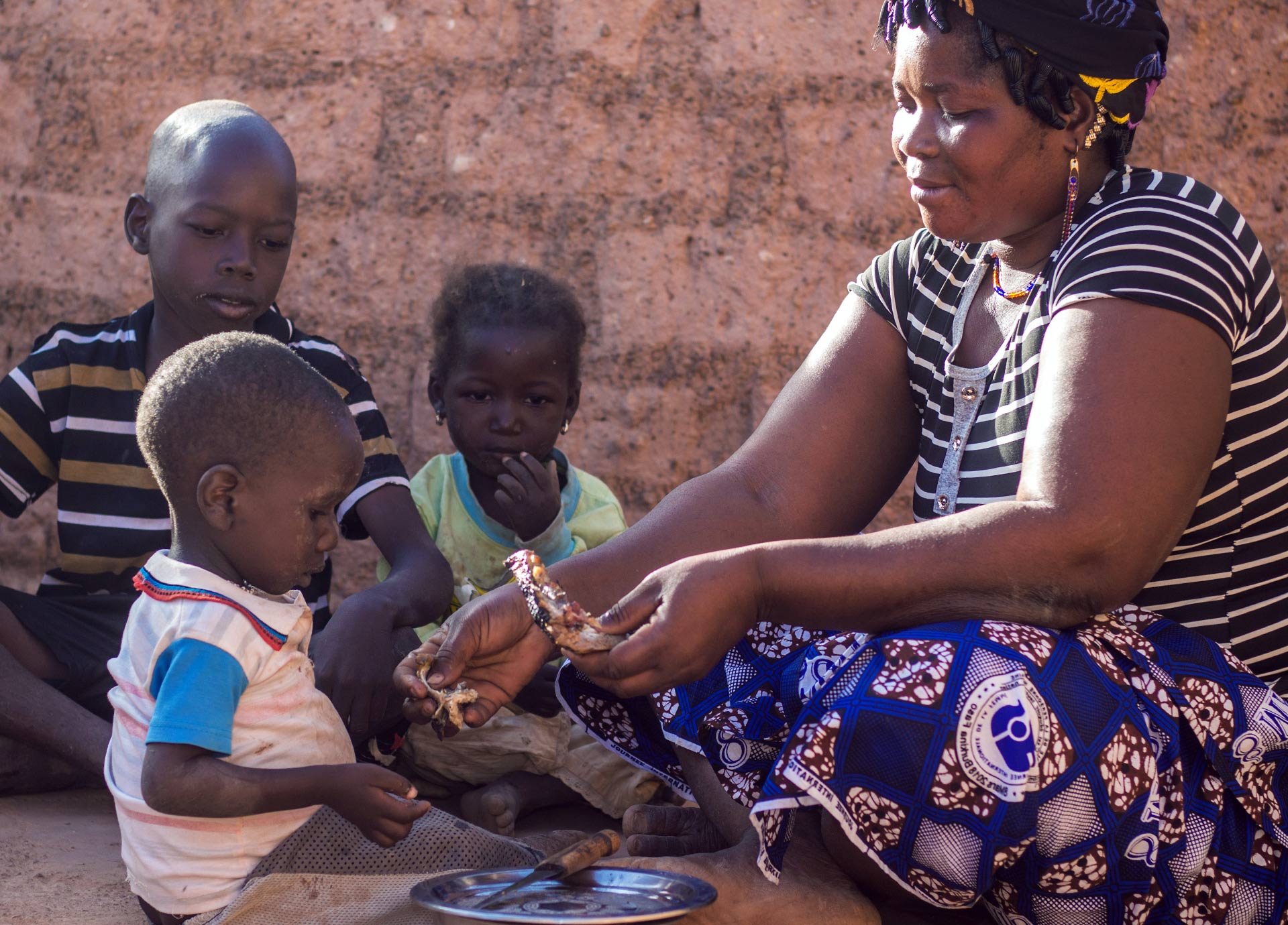 Eine Frau füttert ihr Kleinkind.