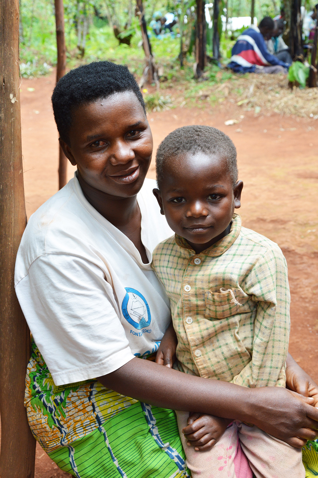Marie Goreth Twagirayezu mit Clovis auf ihrem Schoß.