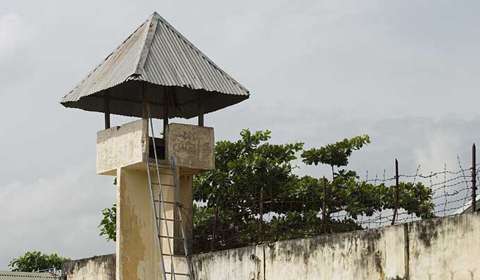 Ein Wachturm des Gefängnisses „Correctional Center II“ in Phnom Penh. Hier den Mauern werden unter anderem Menschenrechtsaktivisten festgehalten. © Florian Kopp