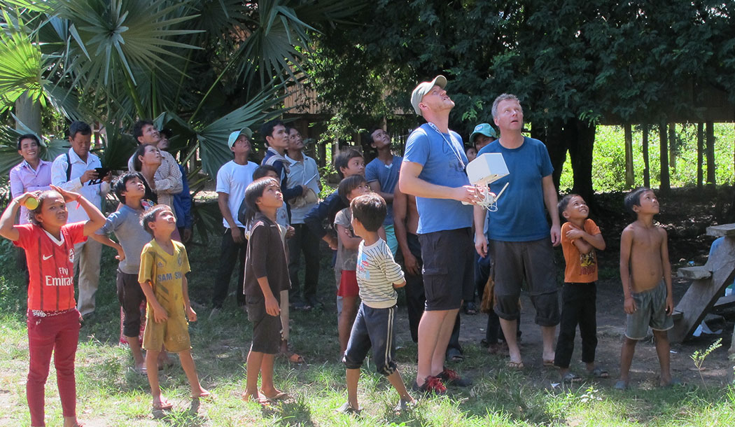 Die Drohne ist die Hauptattraktion des Filmteams.