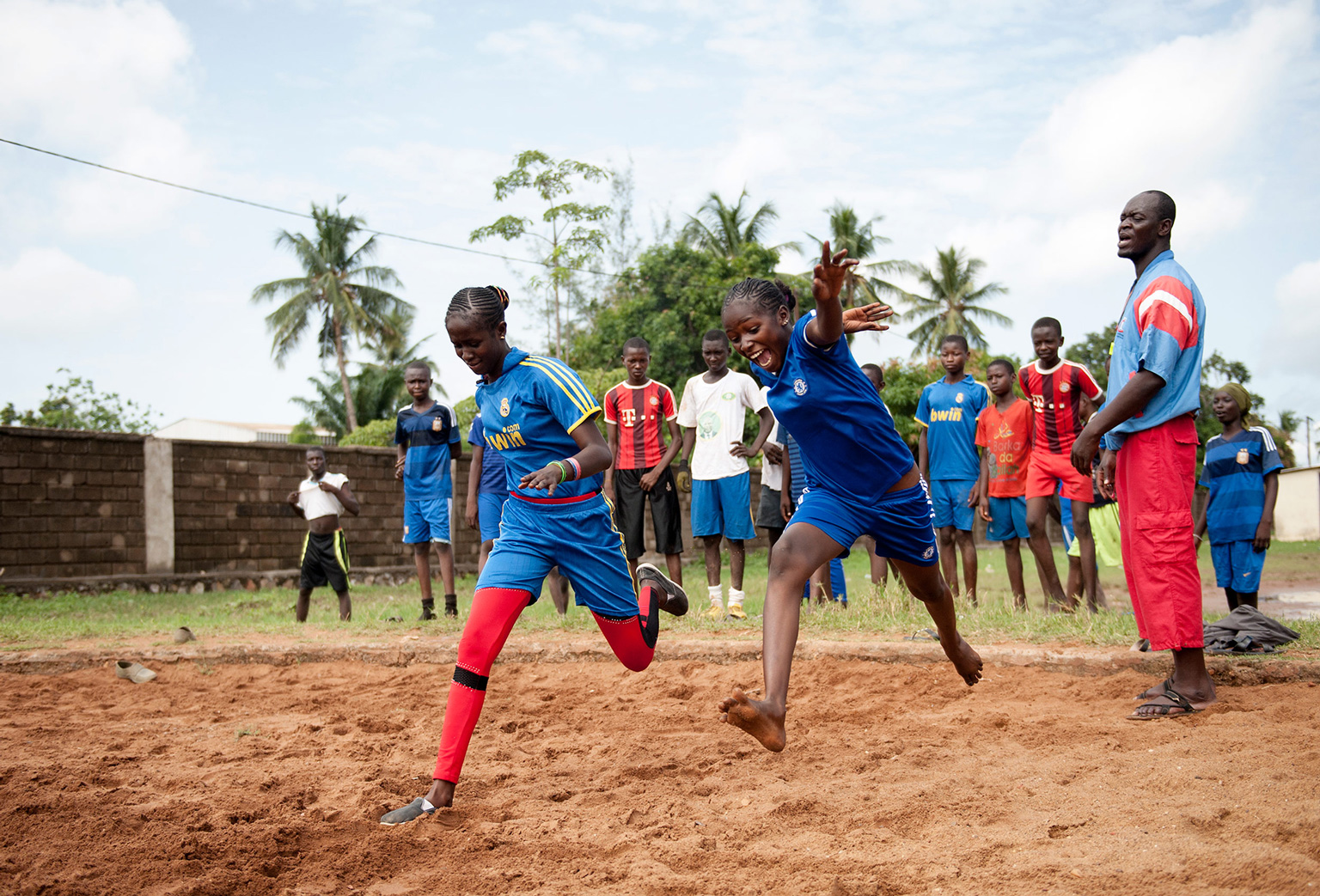 Jugendliche auf dem Fußballplatz beim Fußballunterricht in der Hauptstadt Bangui der Zentralafrikanischen Republik