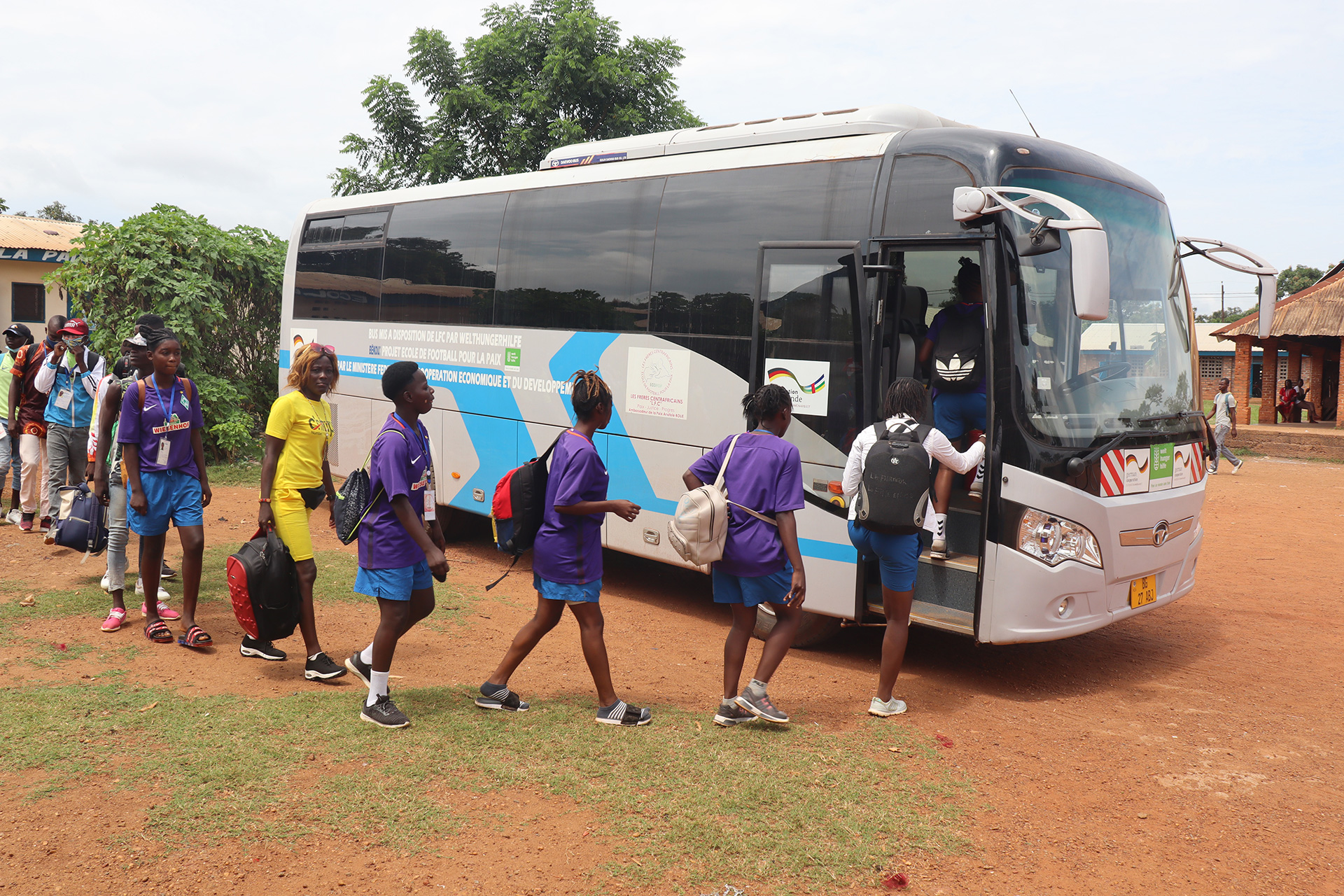 Schülerinnen steigen in einem Bus ein, Zentralafrikanische Republik, 2021.