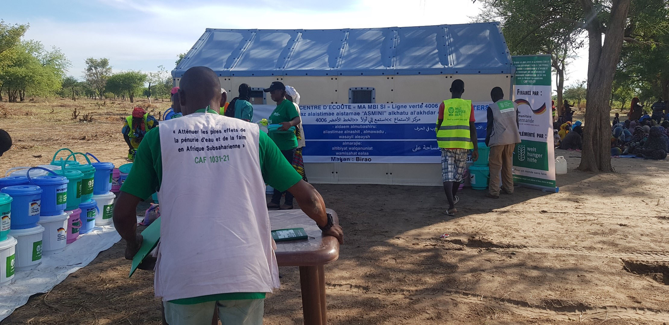 Menschen bereiten die Verteilung von Hilfsgütern vor.