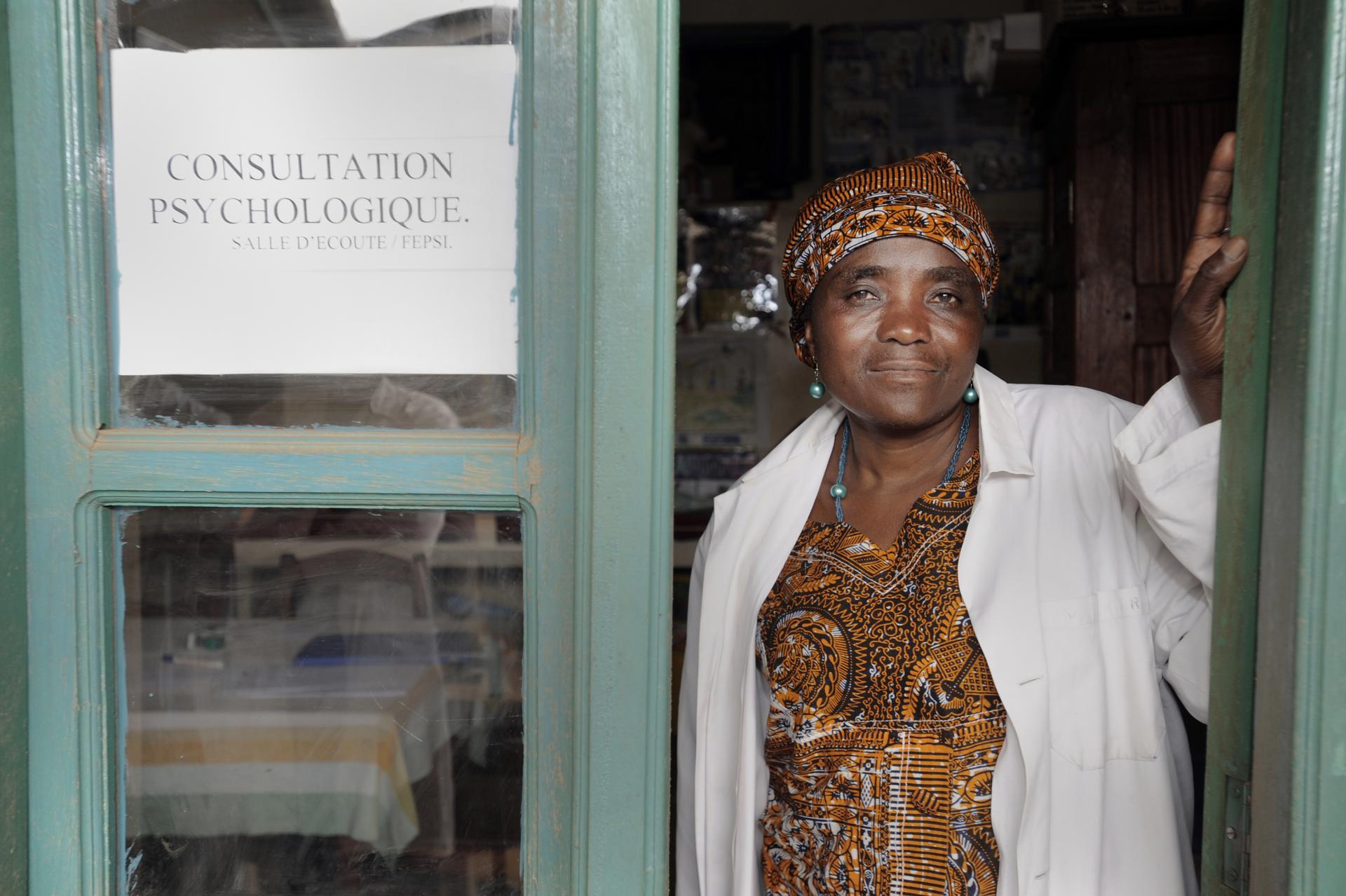 Marie Dolorose Masika-Kafanya steht im Türrahmen des FEPSI-Hospital im Kongo.