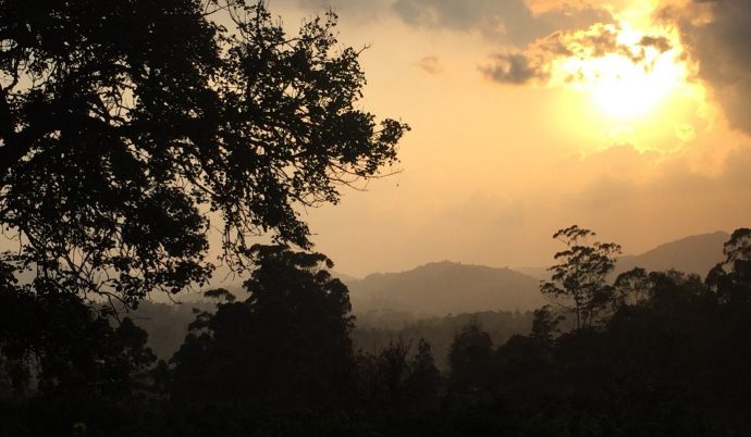 Sonnenuntergang über Hügeln Kongos