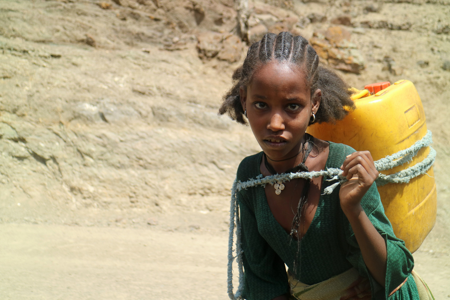Ein Mädchen holt Wasser mit einem Kanister, Äthiopien, 2016.
