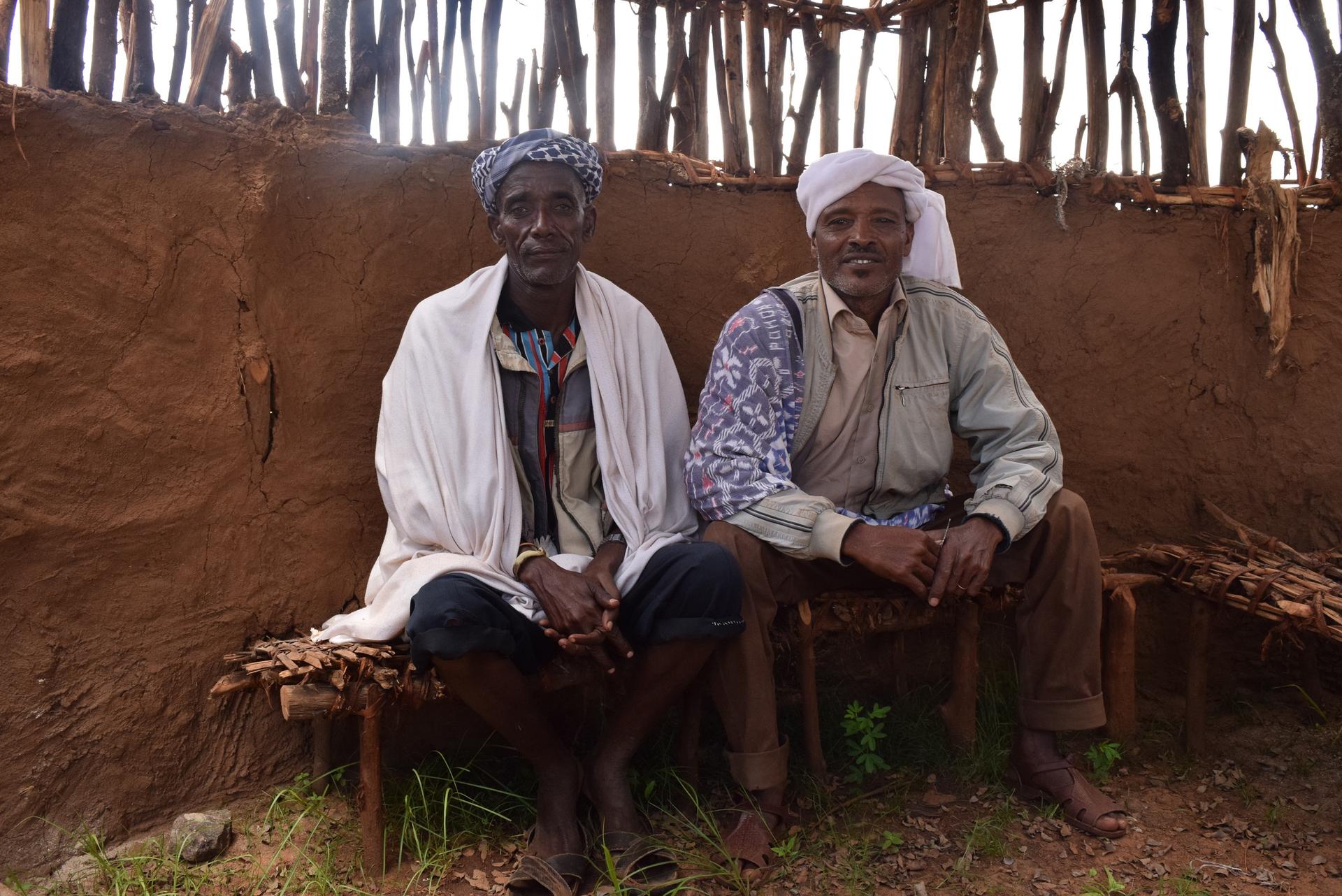 Zwei Äthiopier sitzen auf Hockern.