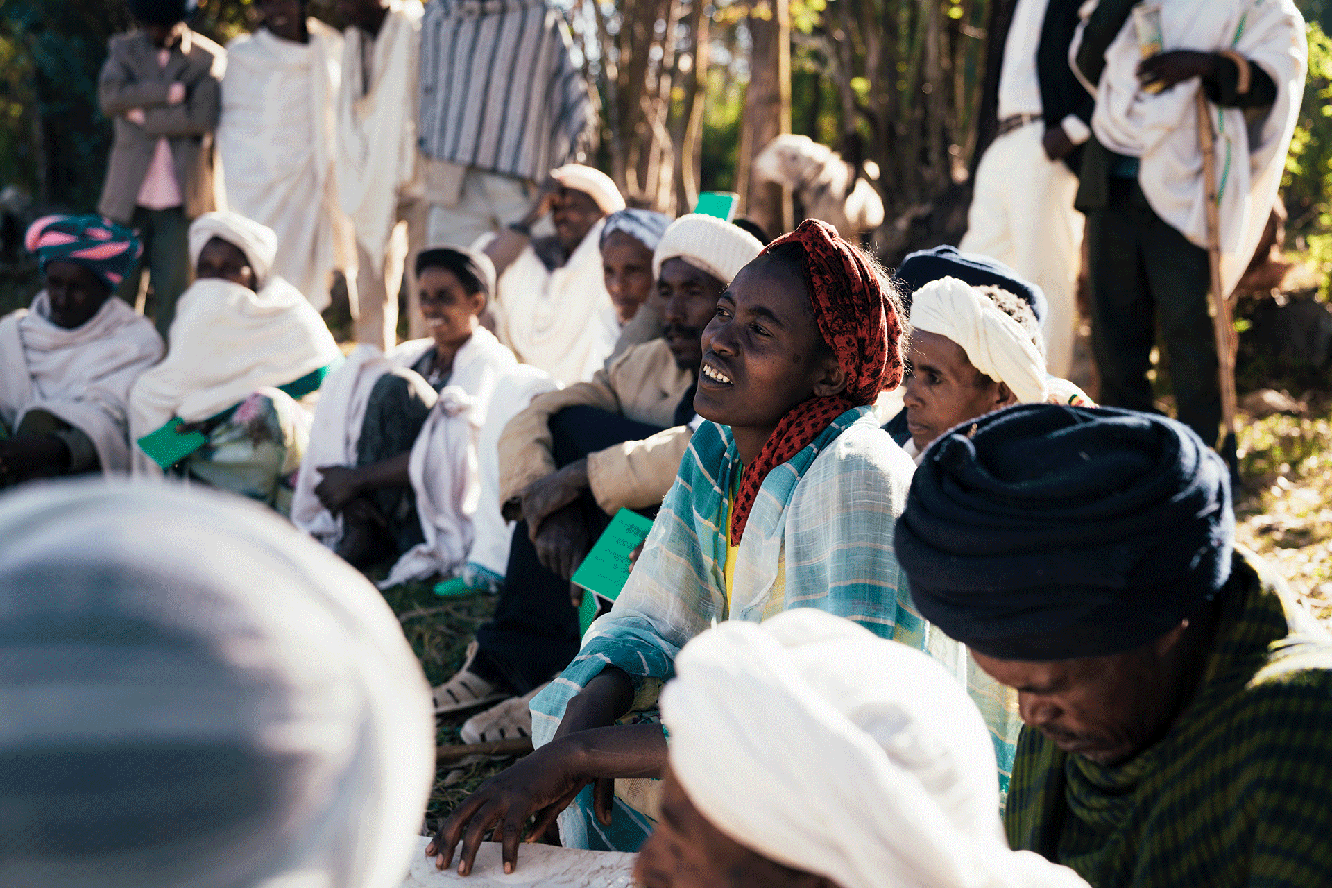 Entwicklungszusammenarbeit: Frauen und Männer hören einem Workshop zu