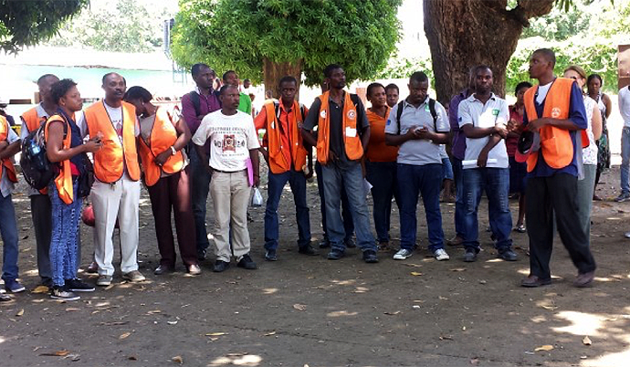 Eine Gruppe Menschen, die als Nothilfe- und Zivilschutzkomittee für den Ernstafll ausgebildet werden.