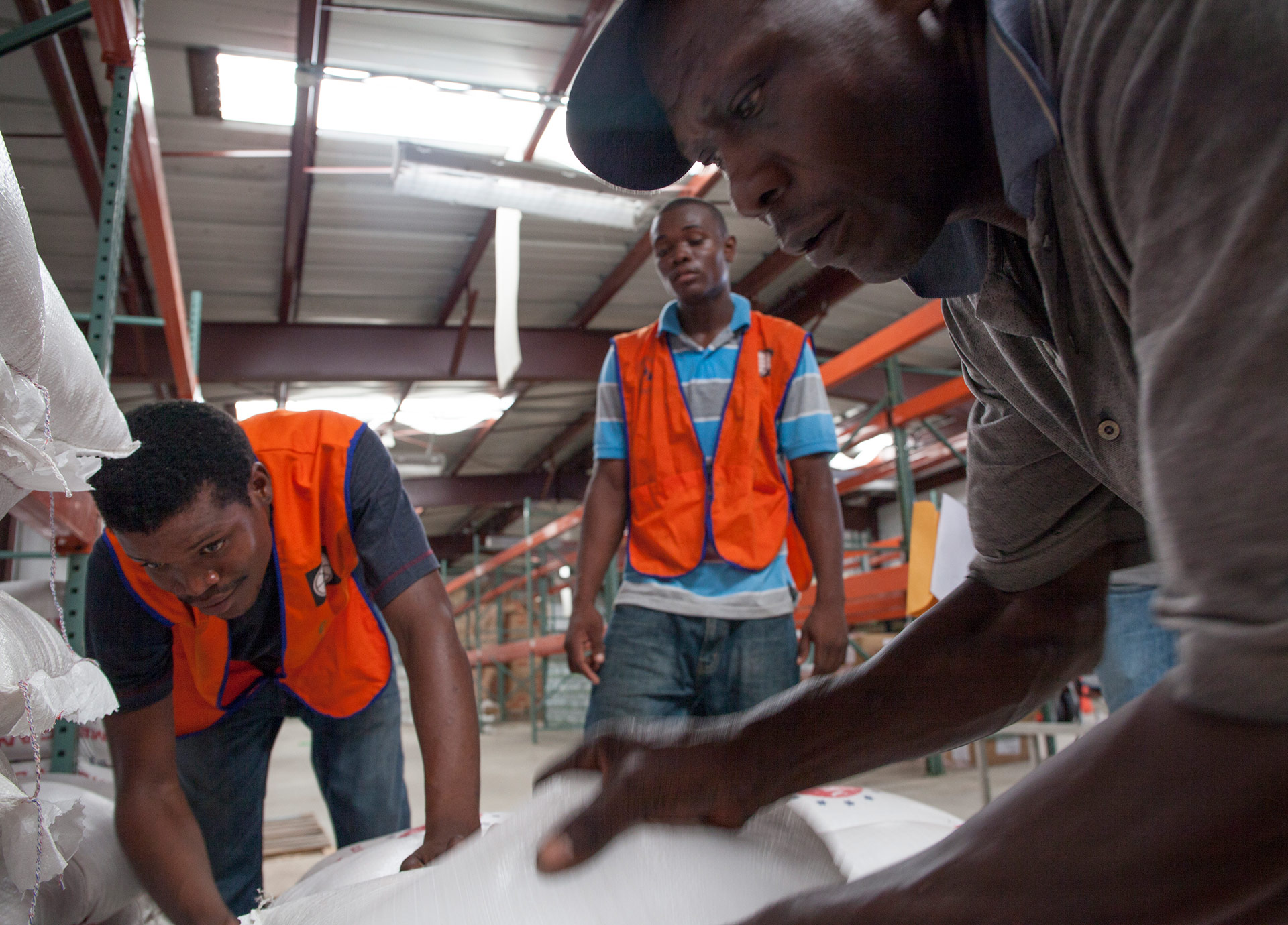 Männer bereiten die Lebensmittelverteilung vor