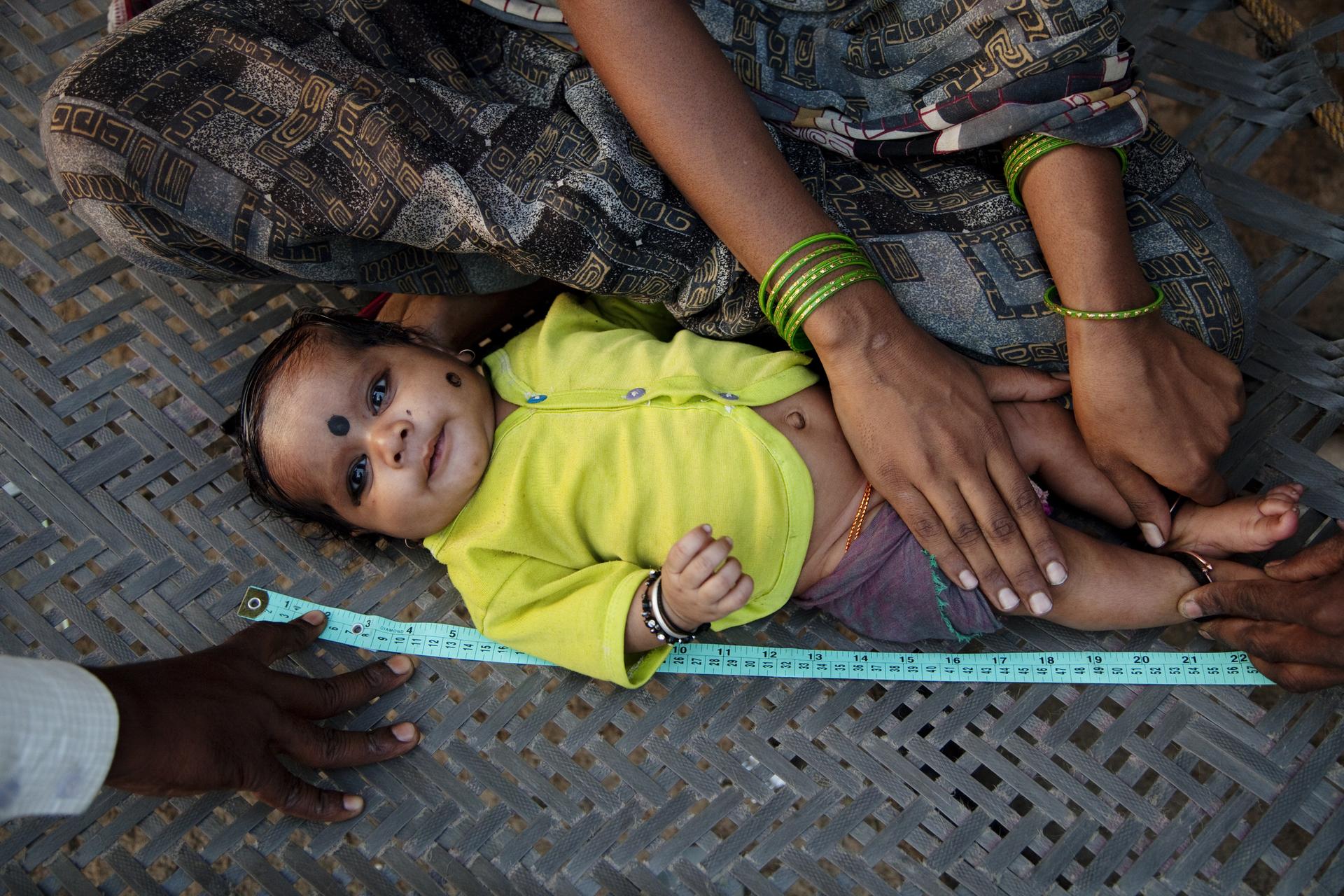 Kleines Kind wird gemessen