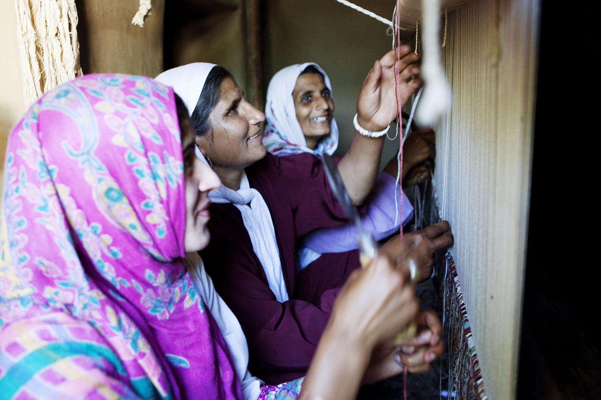 Frauen beim Weben