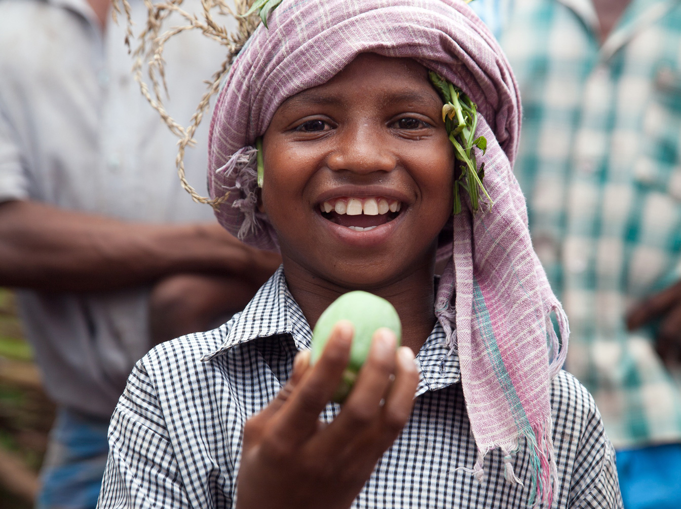Der achtjährige Jalia Pacharia hält sein Lieblingsessen in die Höhe: einer wilde Gurke. Die Paharia im indischen Dorf Ketokuria sammeln seit jeher Dutzende Sorten wilder Waldgewaechse wie Knollen, Wurzeln, Früchte und Gemüse, doch durch Waldrodungen, finden sie immer weniger Essbares. Der Welthungerhilfe-Partner CWS/Avibyakti Foundation hilft ihnen, die Vielfalt zu erhalten. 
