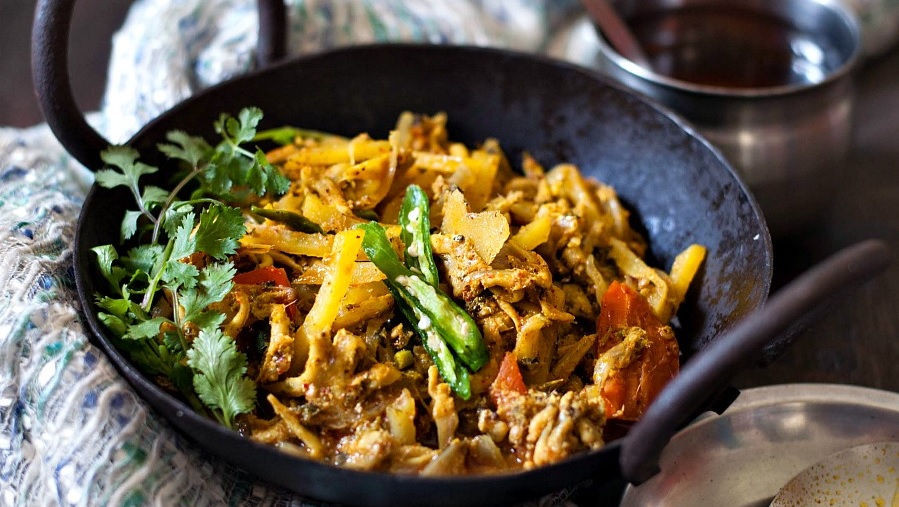 Ein Bild des indischen Gerichts Chhoto Macher Chorchori.