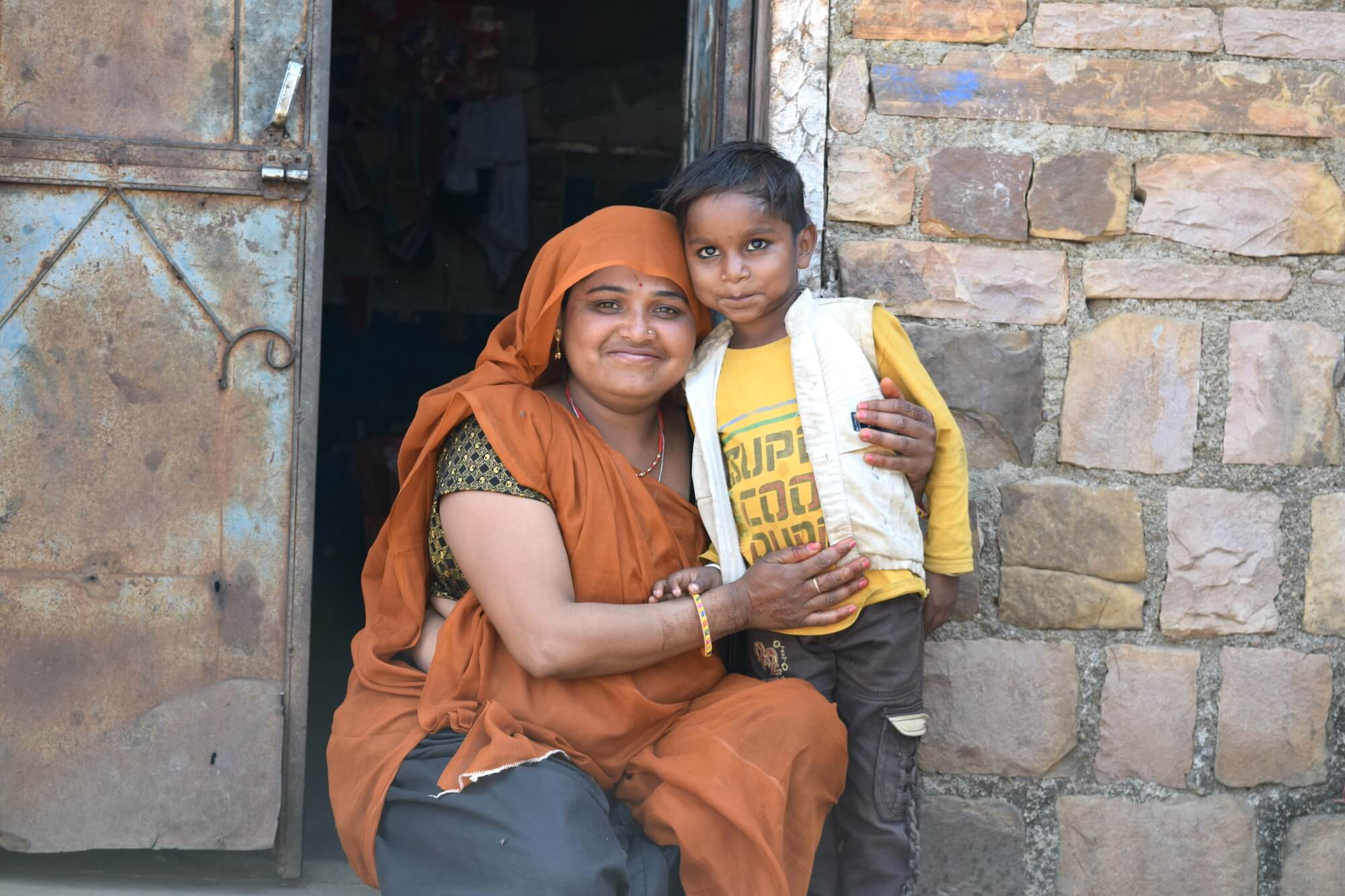 Potraitfoto von Mutter und jungem Sohn in Indien