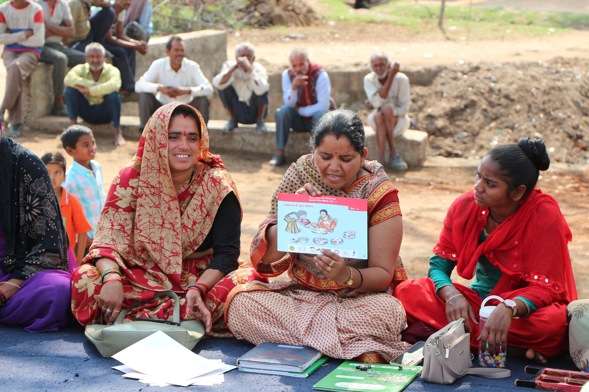 Frauen mit Schaubildern zum Thema Ernährungsberatung