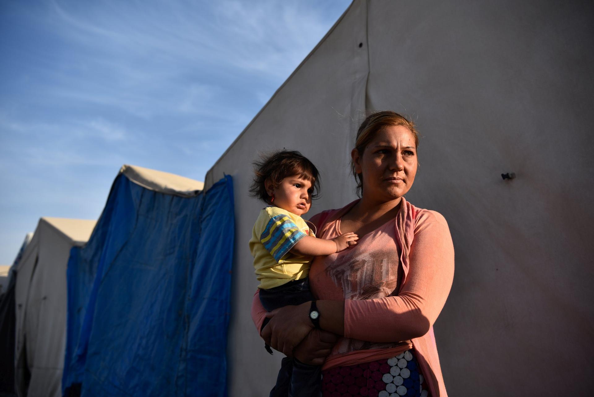 Eine Mutter hält ihr Kind auf dem Arm