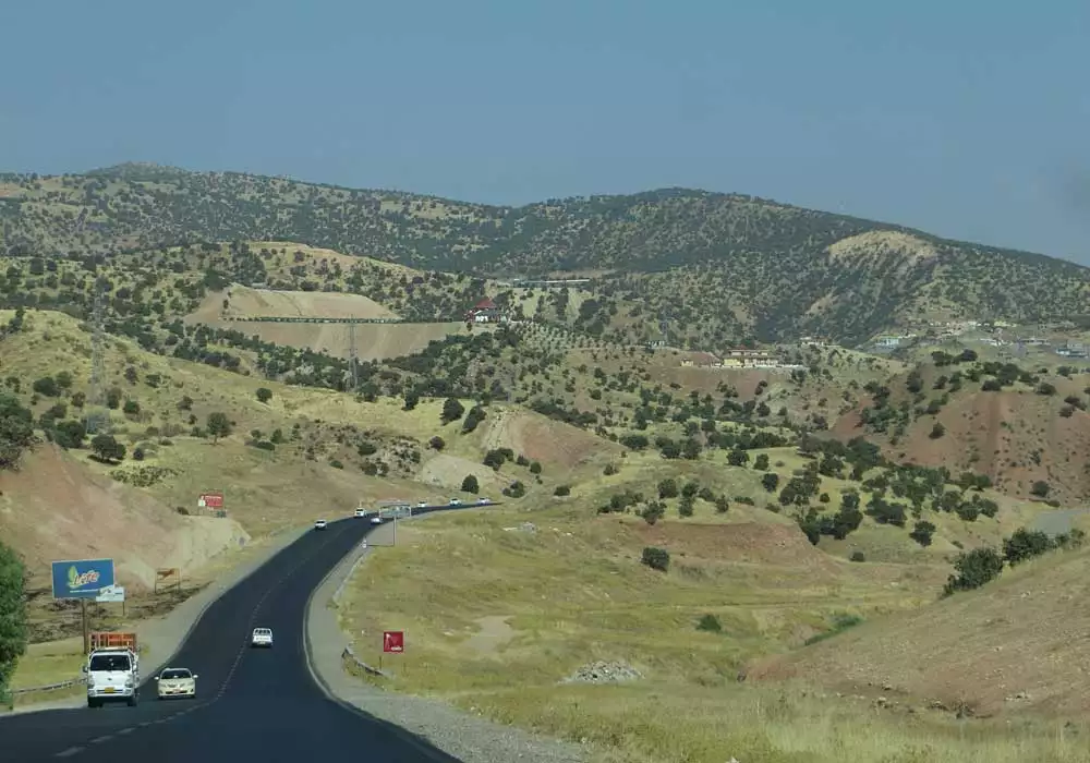 Hügelige Landschaft mit einer Straße in der Mitte im Nordirak
