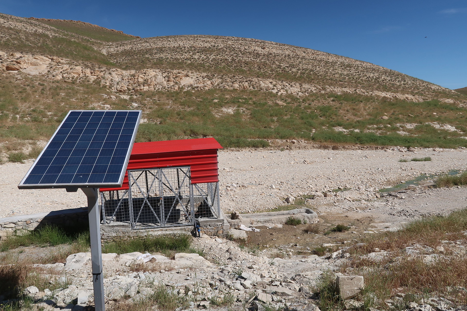 Saubere Energie für den Iran. Die Wasserpumpe wird mir Solarenergie betrieben, 2019.