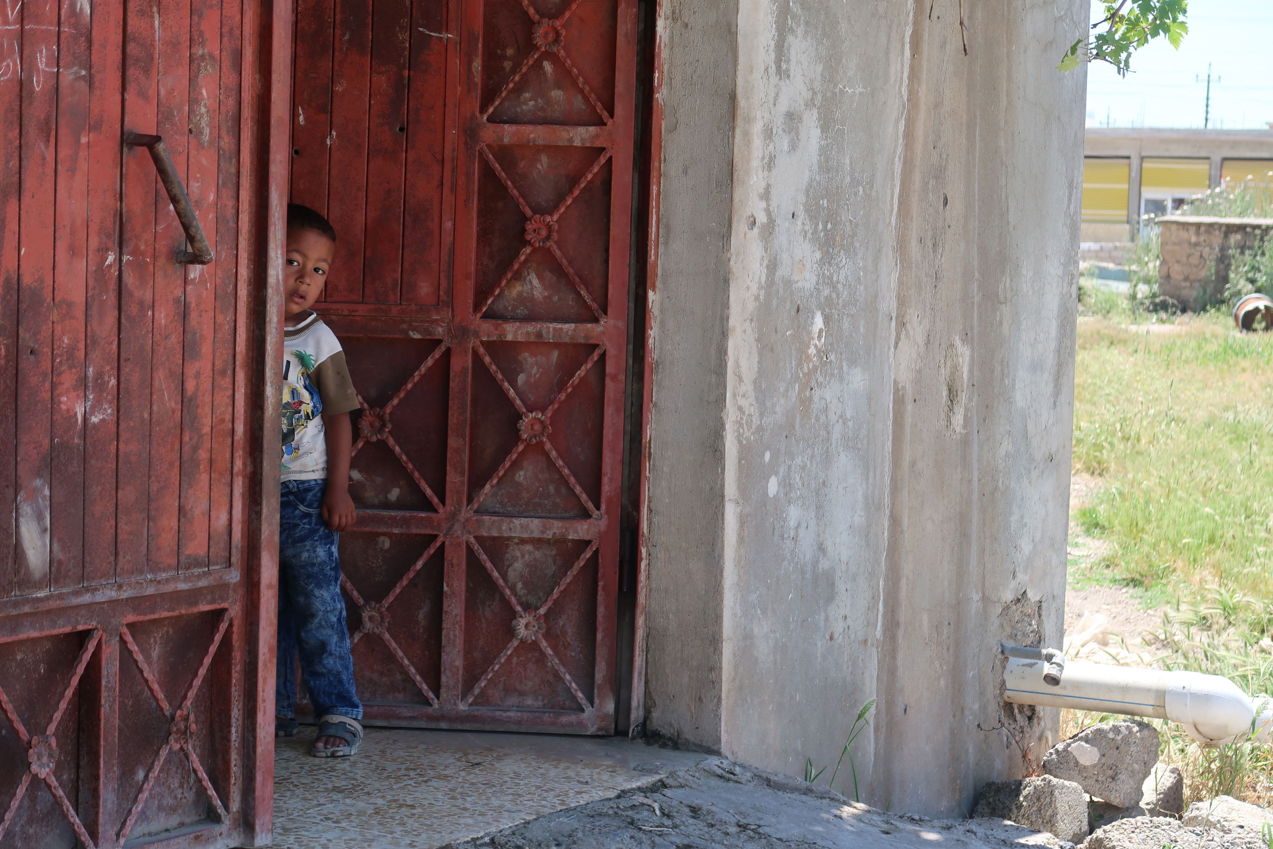 junge-schaut-aus-tür-rabia-irak-2019.