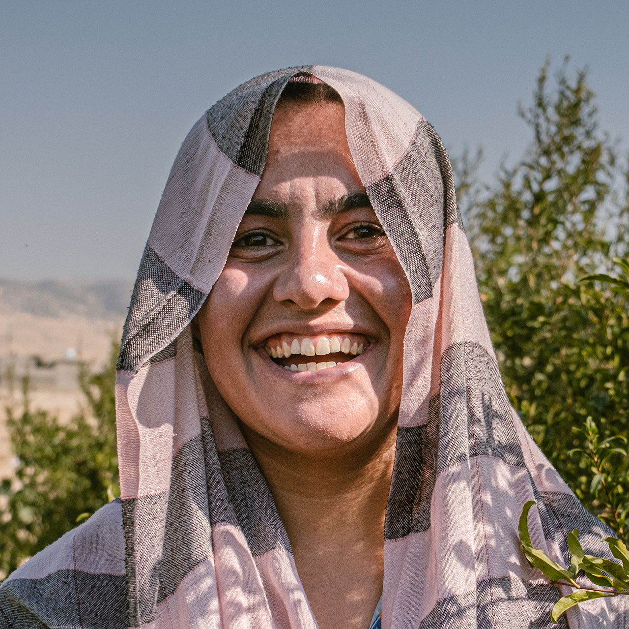 Portraitbild einer Frau auf einer Plantage im Irak.