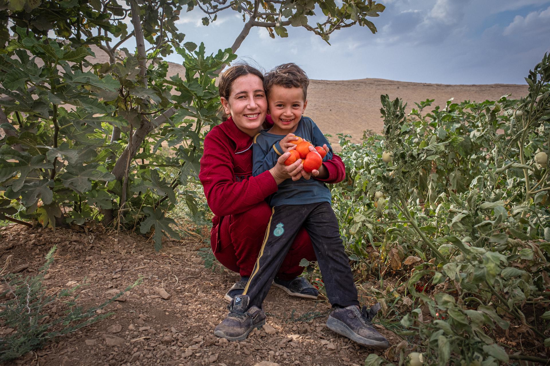 Evin, 23, Mutter von zwei Kindern, lebt mit ihren Schwiegereltern in den Bergen des Sinjar-Distrikts im Irak. In ihrem Garten bringt sie ihren Kindern bei, wie man Landwirtschaft betreibt. 