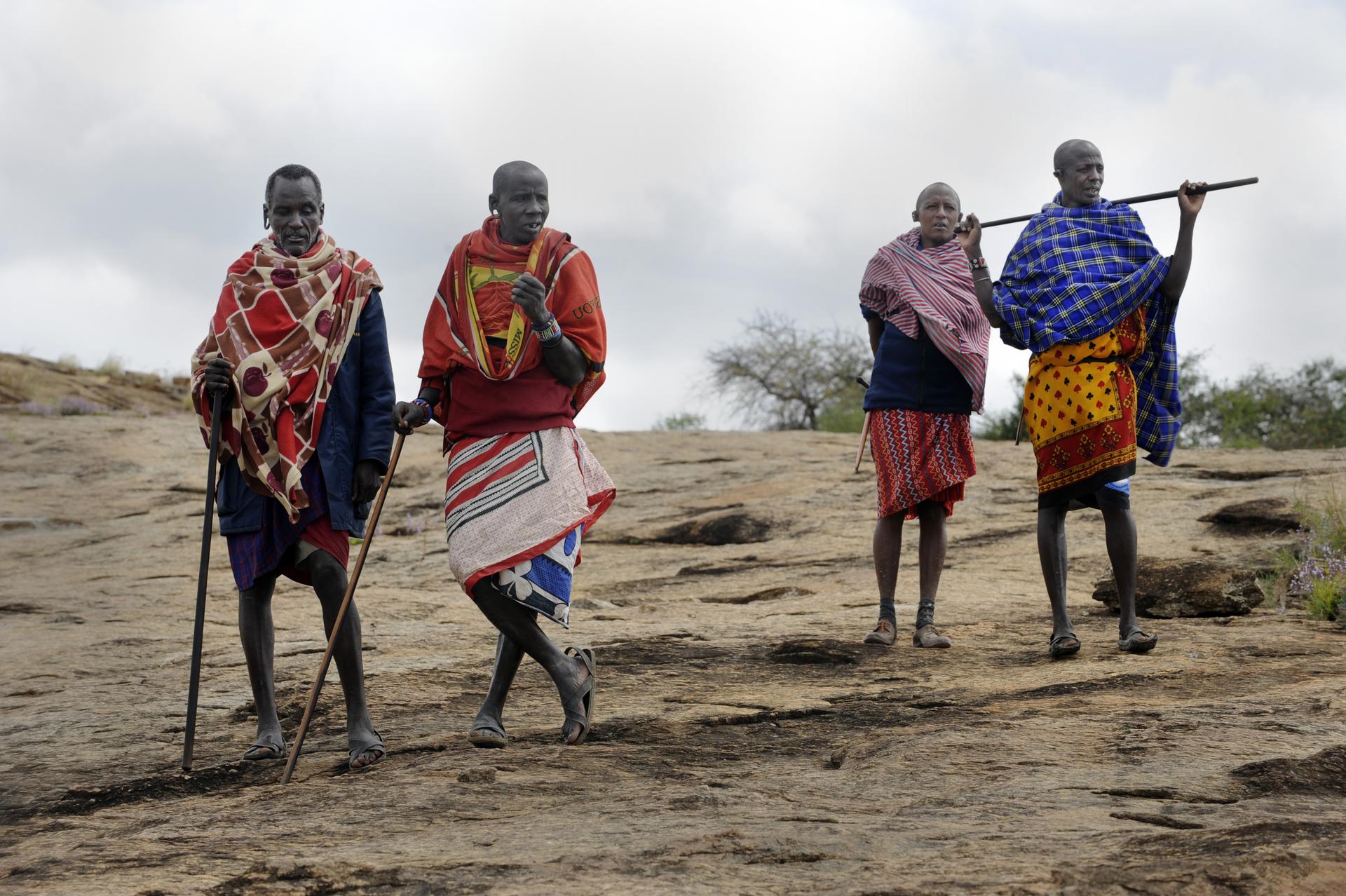 Massai aus Kenia stehen in einer kargen Landschaft