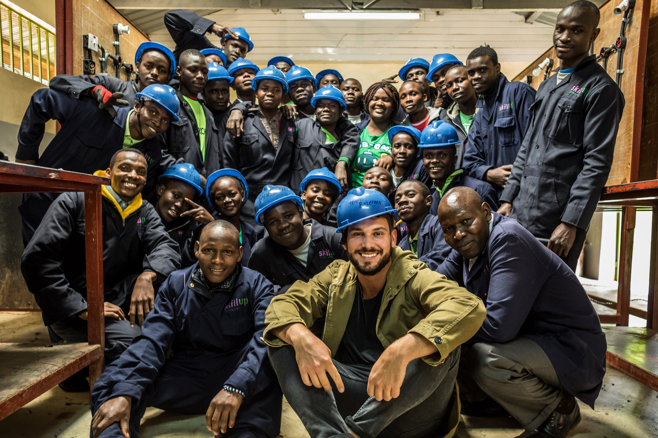 Robert Redweik mit Teilnehmer/innen des "Skill Up!"-Programms im Slum Kibera, Nairobi.