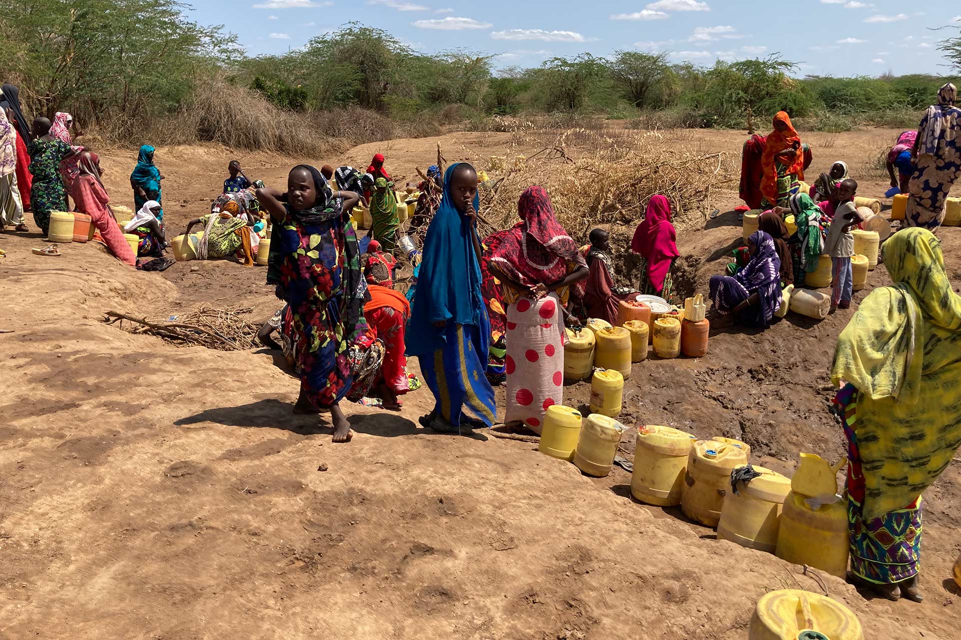 Viele Frauen stehen in einer Schlange.