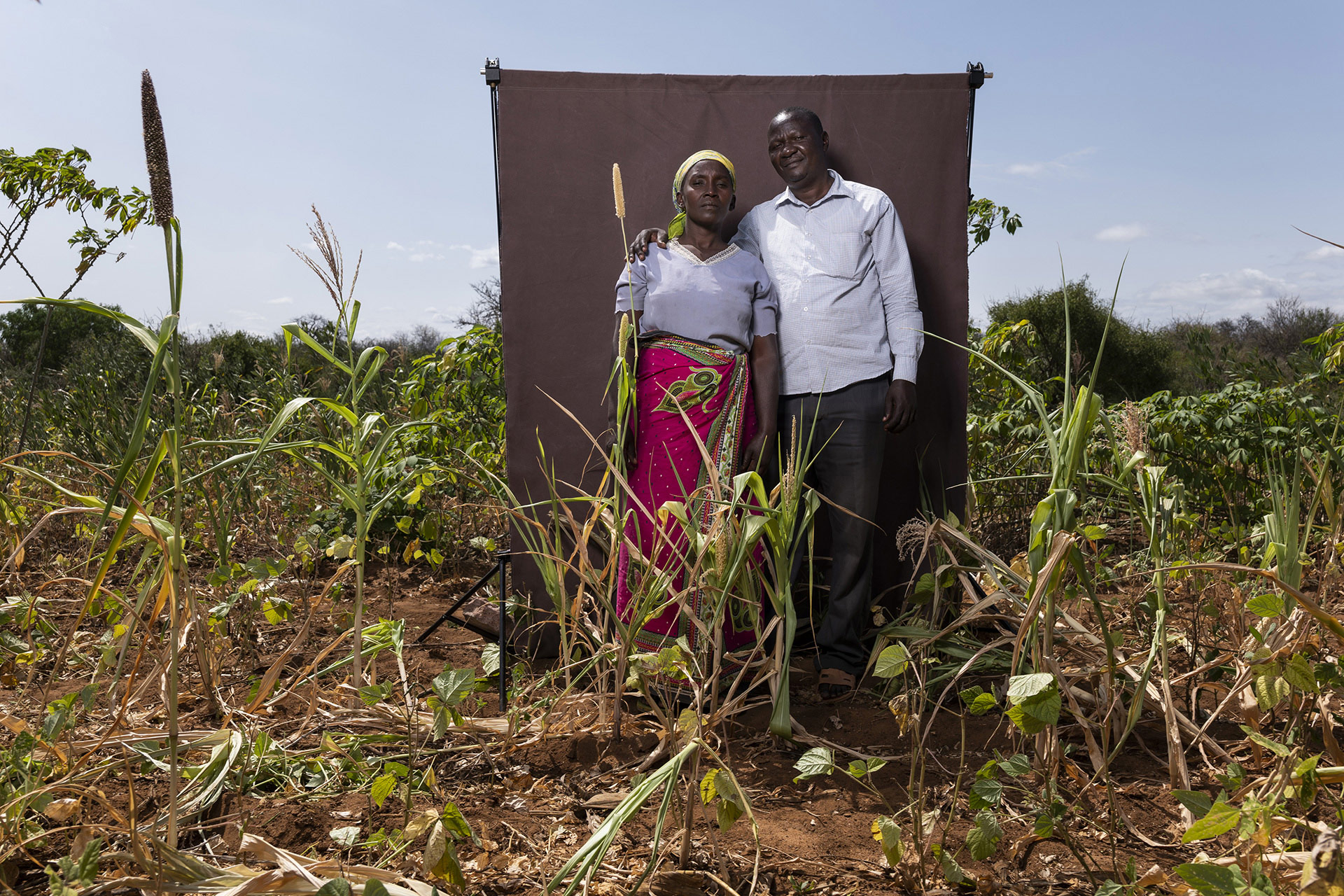 Ein Paar steht zusammen auf einem Feld, Kenia 2021. 