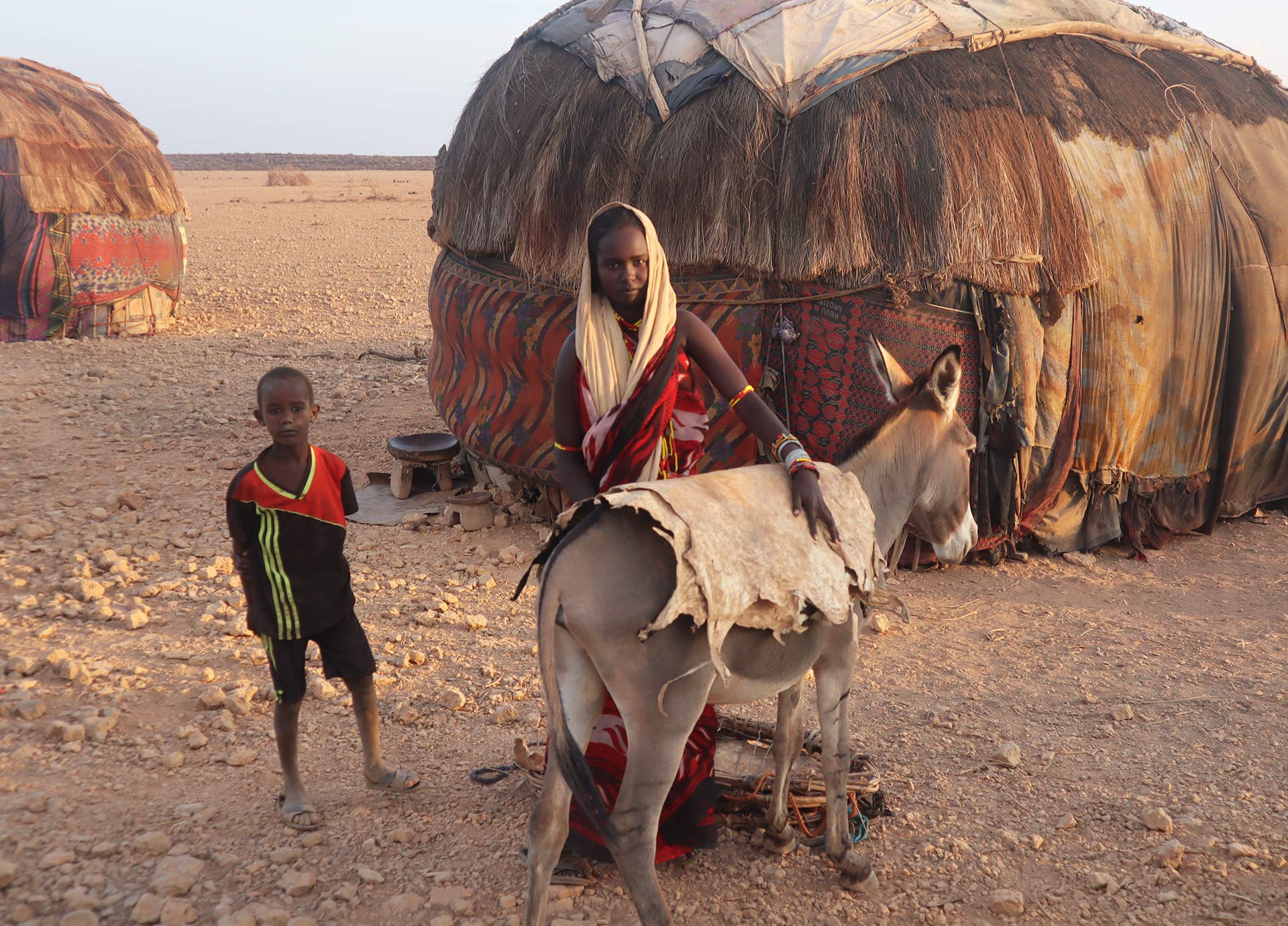 Dürre in Kenia: Eine Frau mit einem Esel und einem Jungen in Marsabit, Kenia.