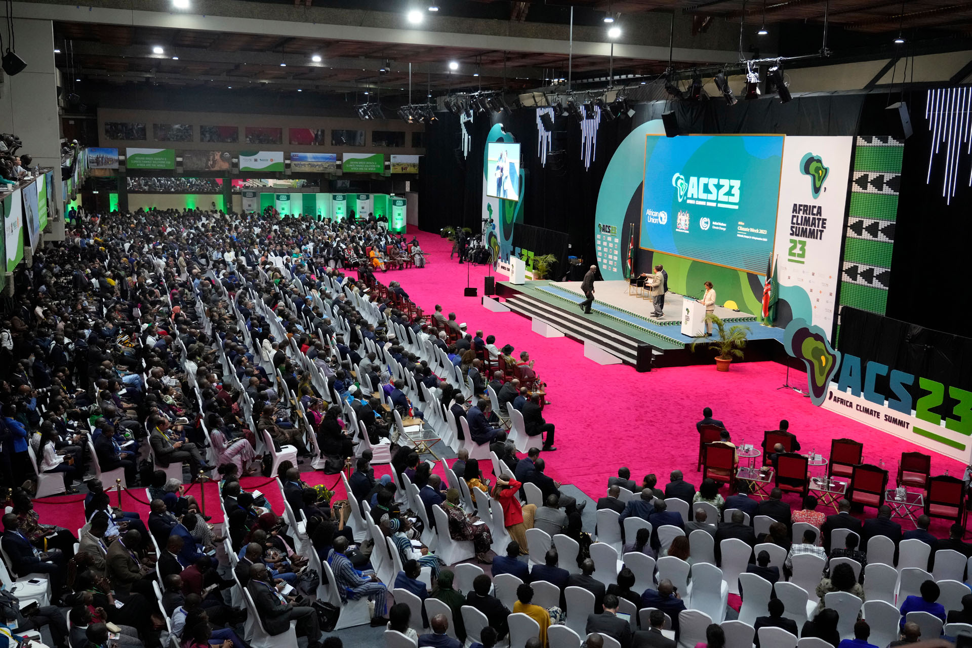 Großer Saal mit Vollversammlung des Africa Climate Summit 2023 in Nairobi, Kenia