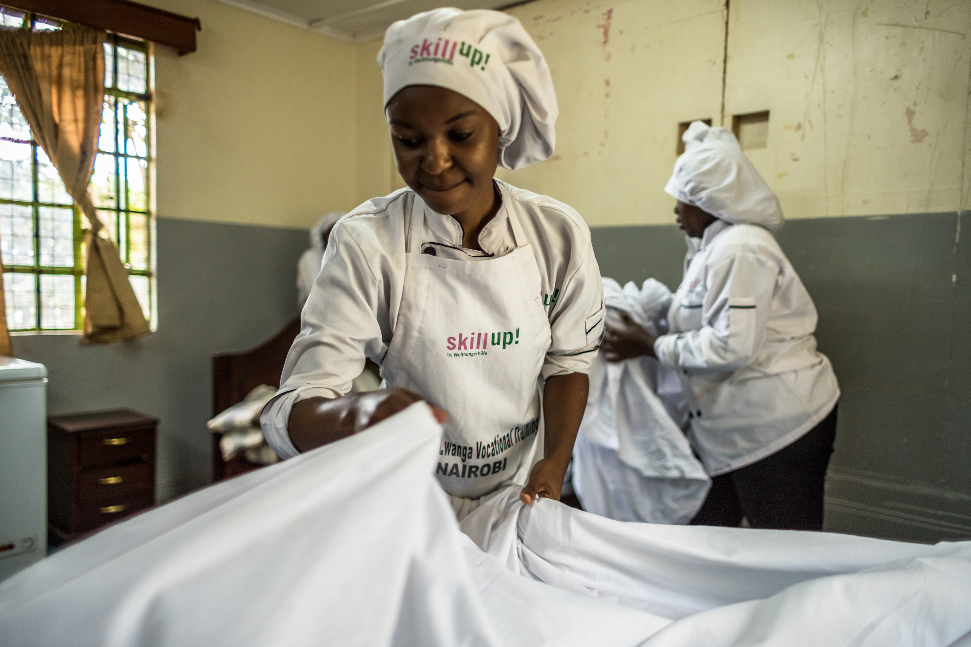 Frau in Kenia arbeitet in der Hauswirtschaft