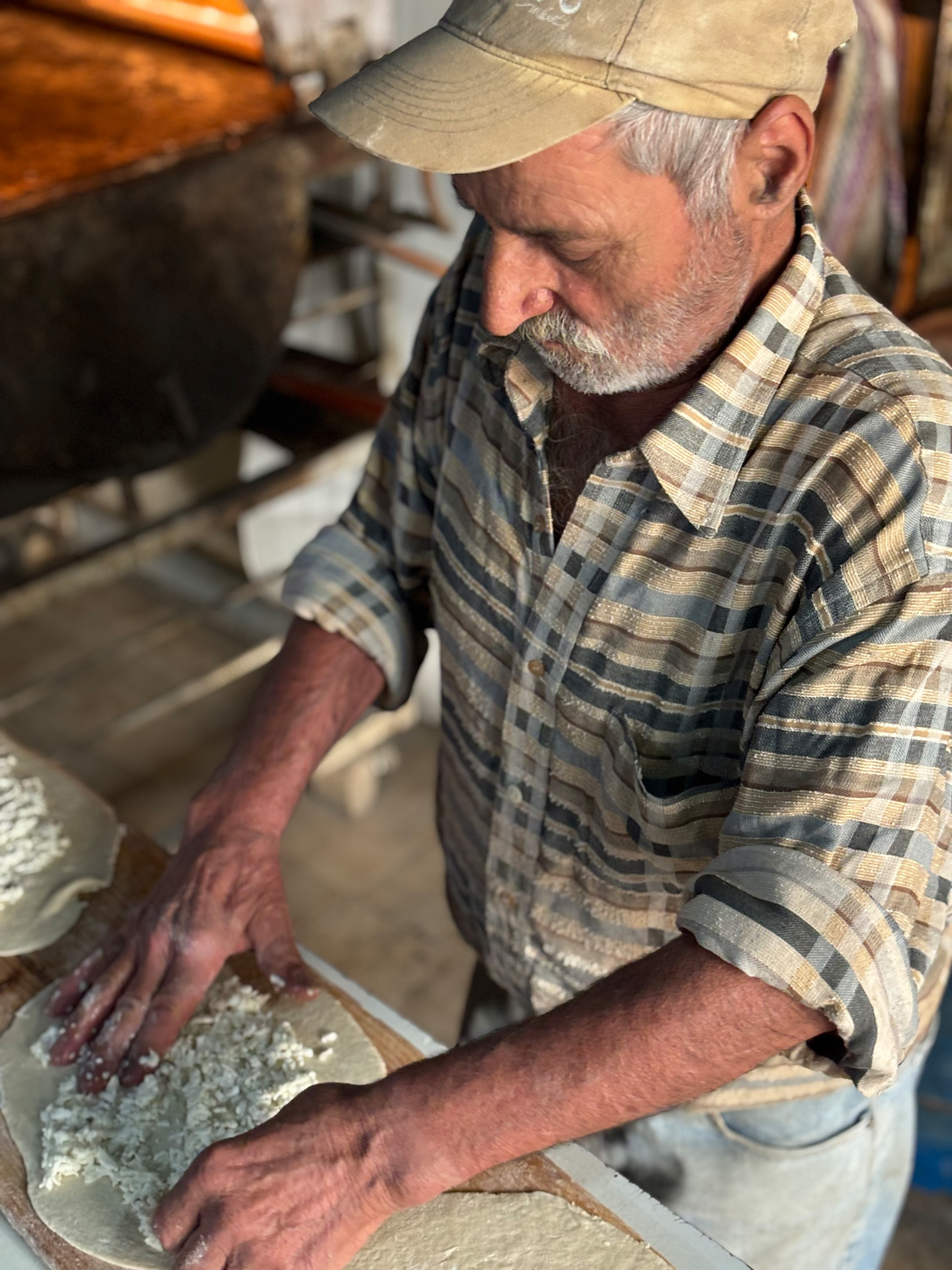 Ein Bäcker im Libanon beim Kneten von Teig.