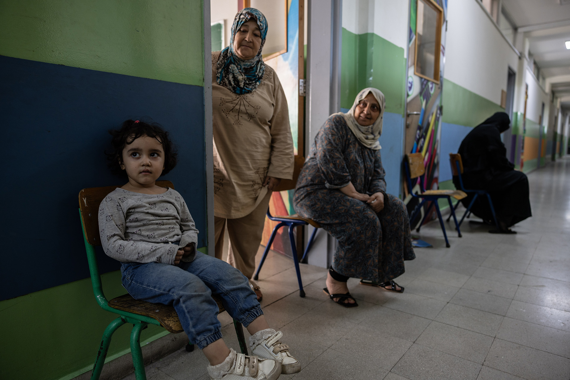 Viele Menschen sind wegen der Luftangriffe aus dem Südlibanon geflüchtet und leben nun in Schulen in Beirut.