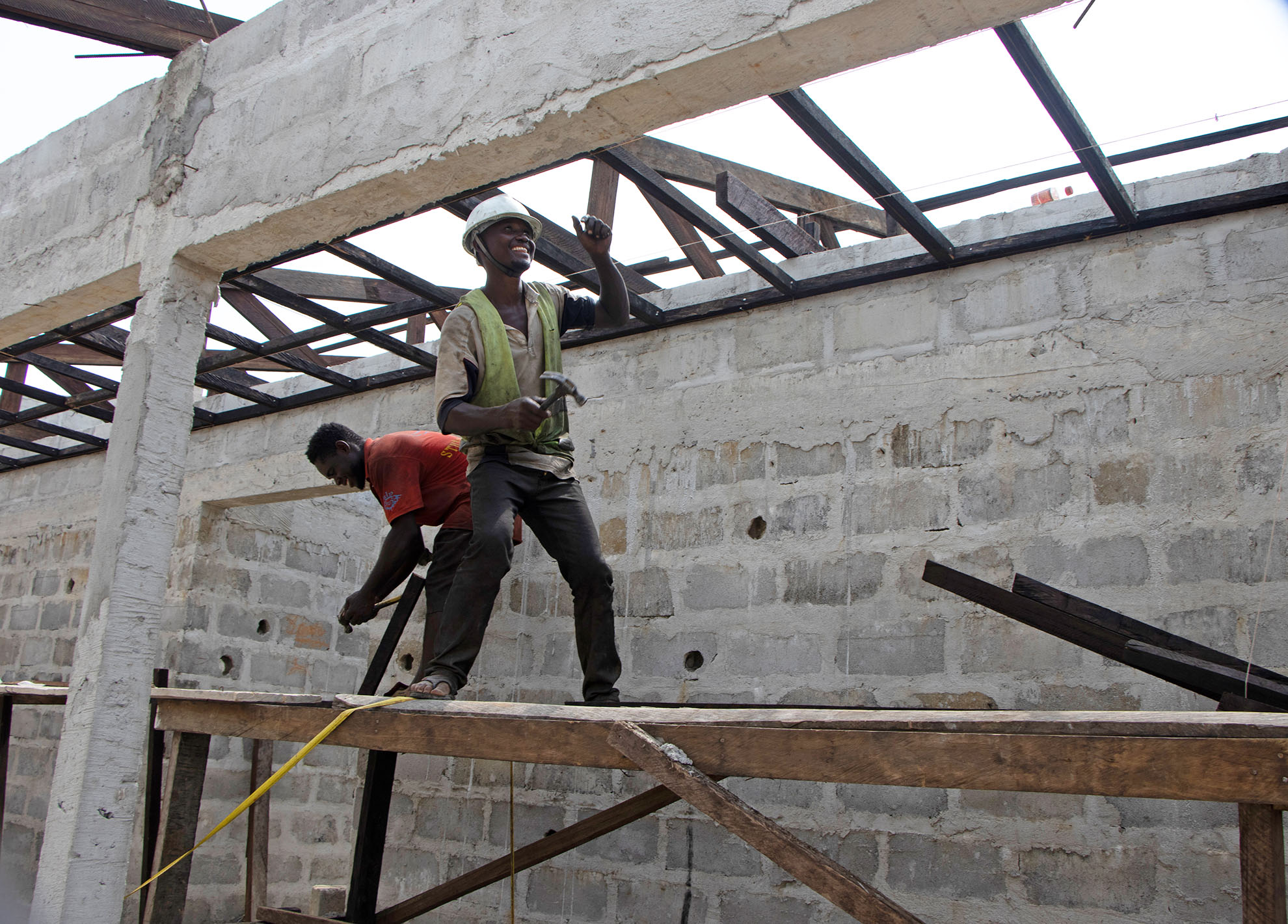 Zwei Männer auf einem Gerüst im Rohbau eines Krankenhauses in Liberia