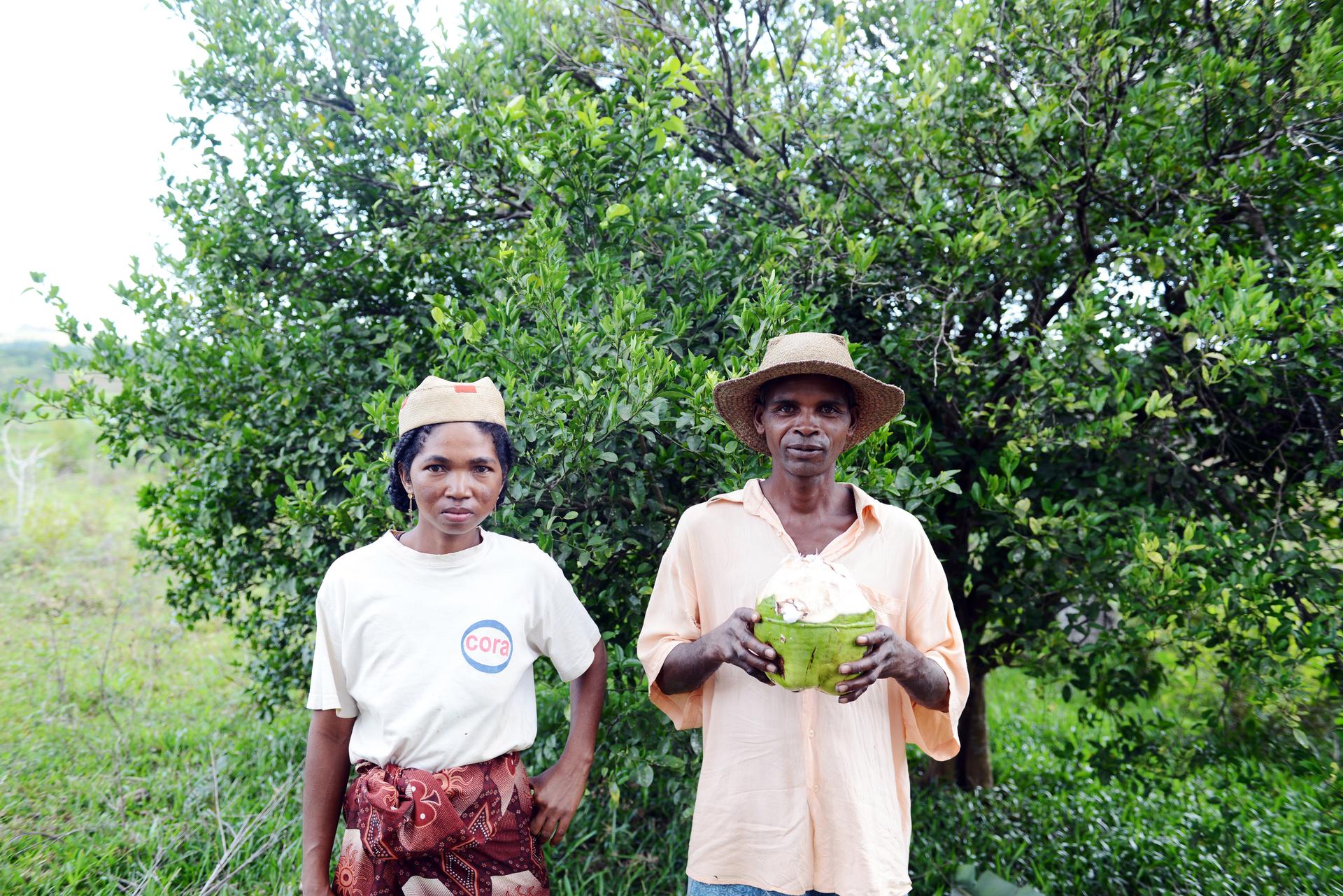 Ein Mann und eine Frau präsentieren Stolz ihre Ernte