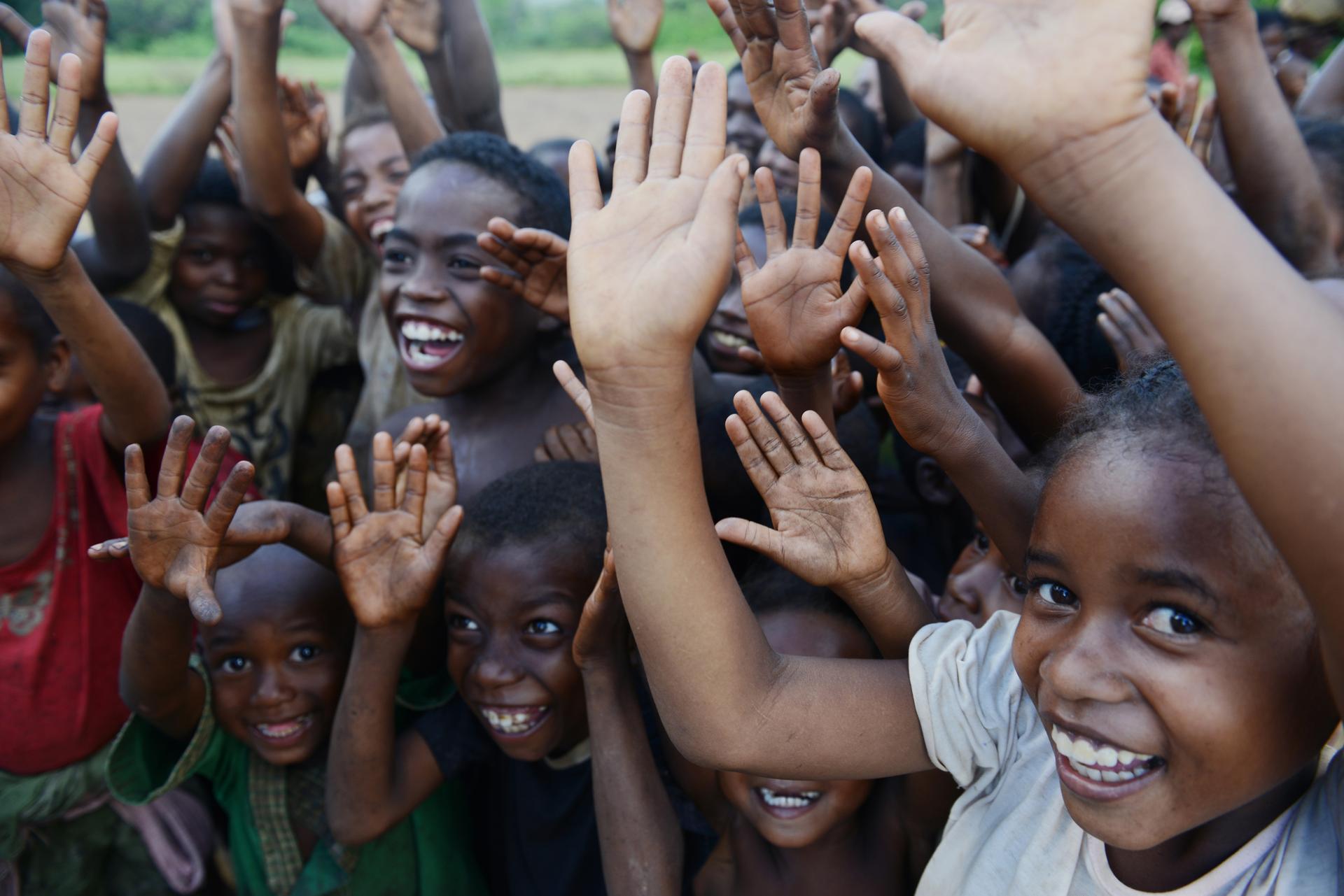 Jubende Kinder in Madagaskar