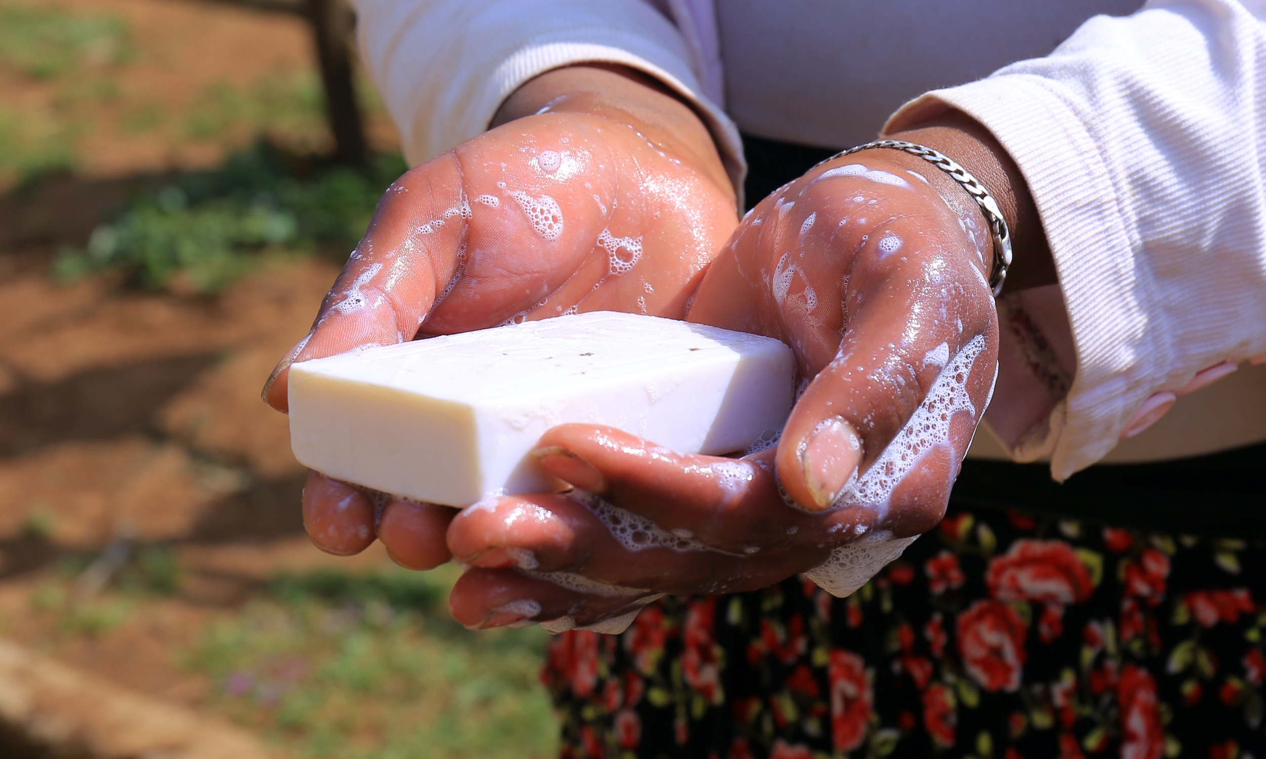 Eine Hand mit Seife, Madagaskar 2021.