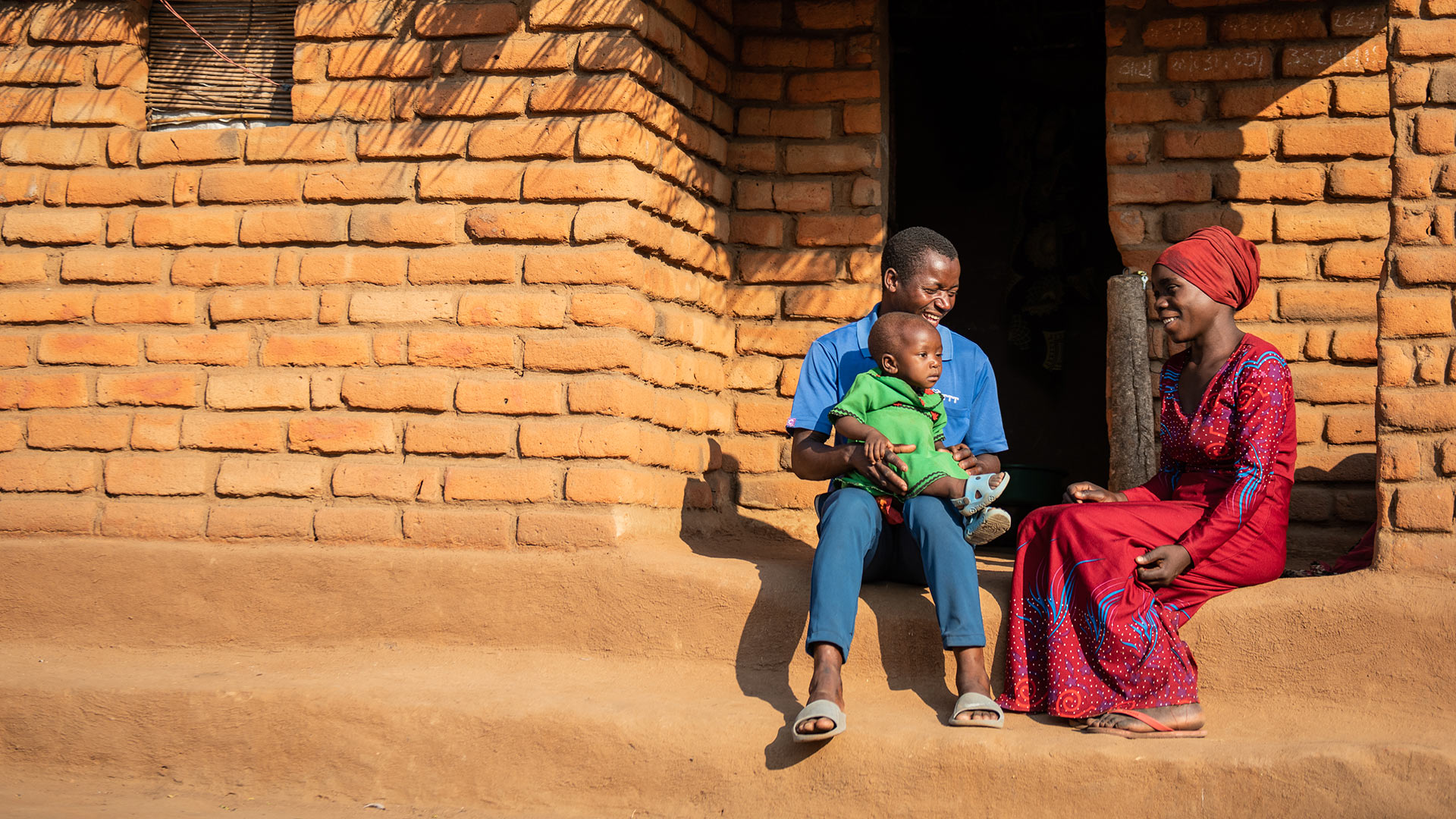 Jamali Liwanda mit ihrem Ehemann und Tochter Sumini vor ihrem Zuhause im Süden von Malawi. 