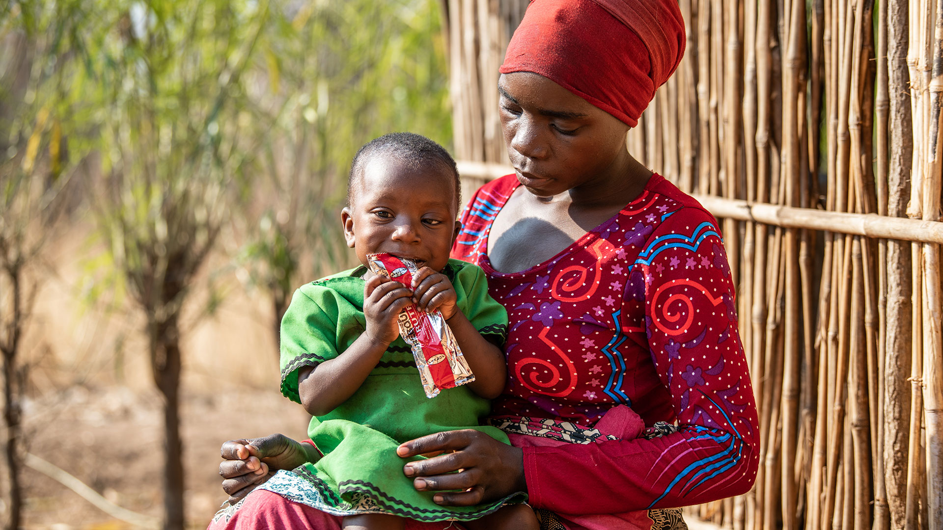 Spenden für Malawi. Jamali Liwanda und ihre Tochter im Dorf Chilonga.