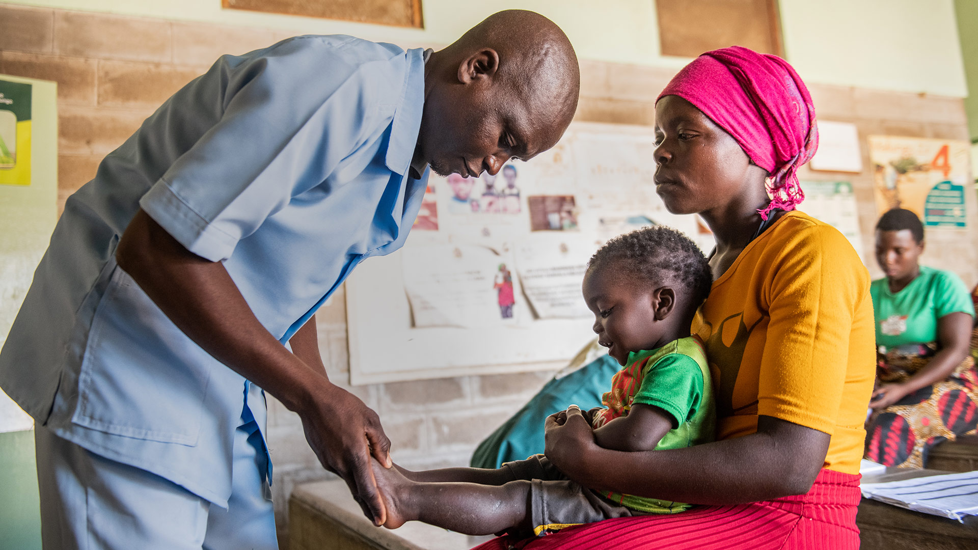Spenden für Malawi. Jamali Liwanda und ihre Tochter bei einer Gesundheitsuntersuchung.