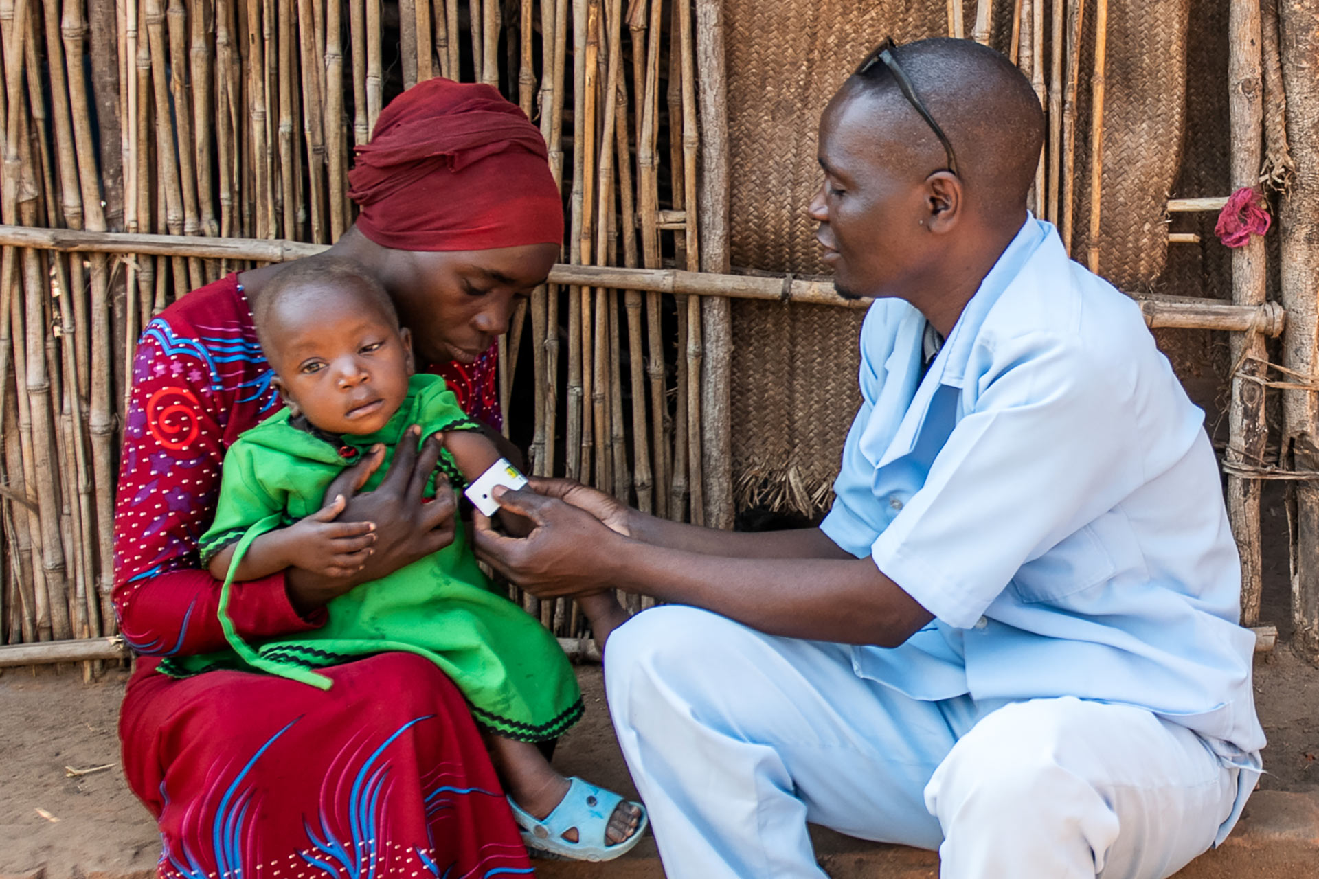 Jamila Liwandas Tochter Sumini wird im Rahmen einer Untersuchung auf Unterernährung der Oberarm vermessen. 